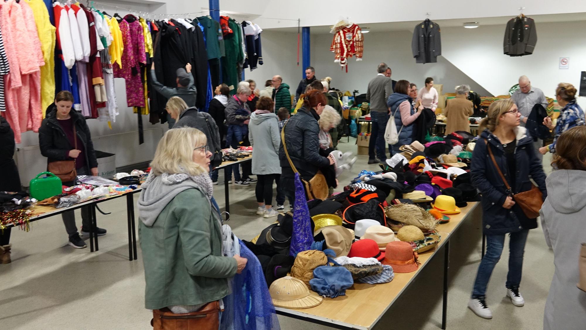 An den Wänden des Pfarrer-Rupprechts-Saales in Siegburg hingen die Kostüme, auf den Tischen lagen unzählige Kopfbedeckungen und Accessoires. Die Besucher stöberten darin herum.
