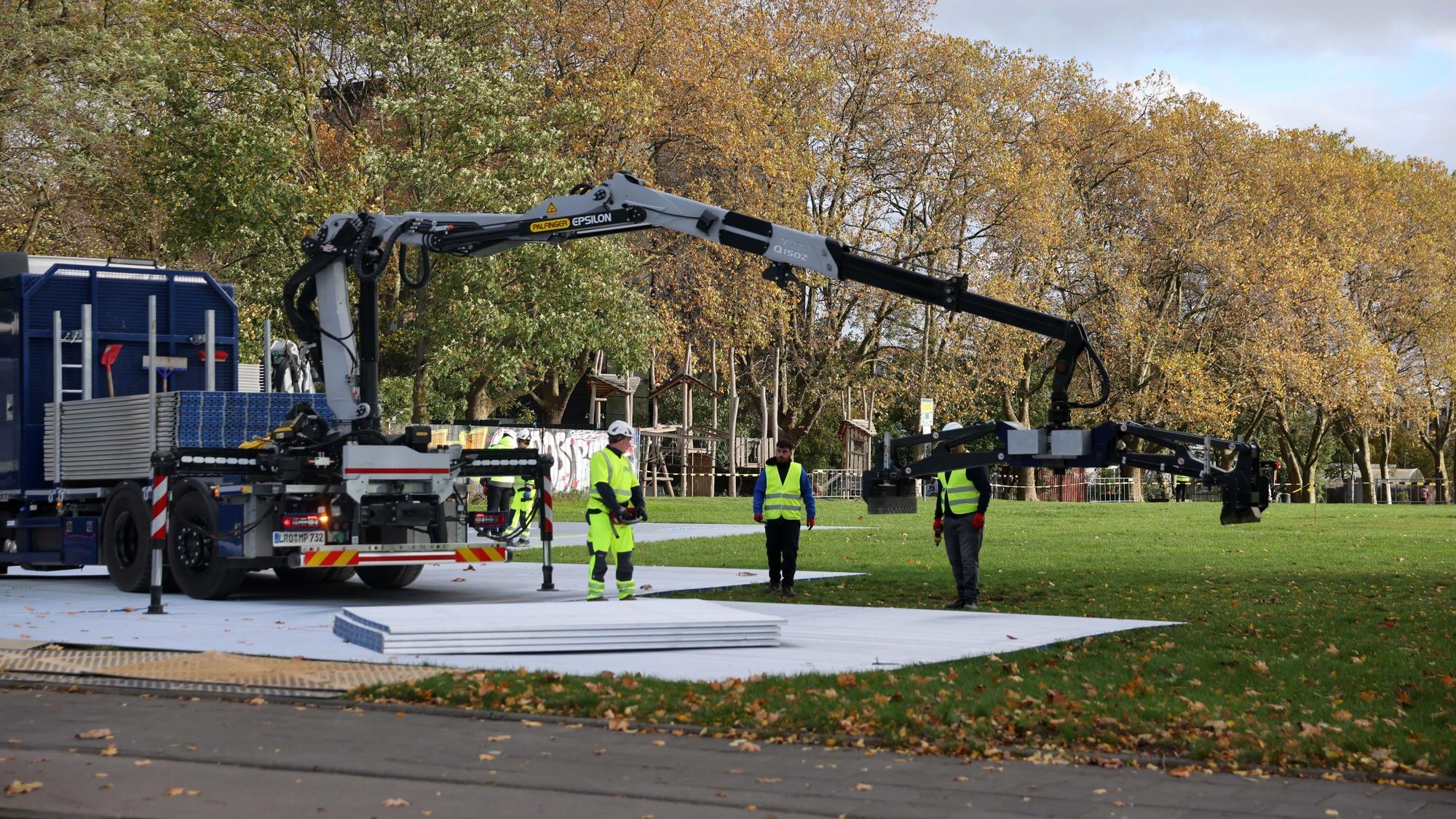 Am Montag wurden die ersten Bodenplatten auf der Uniwiese verlegt.