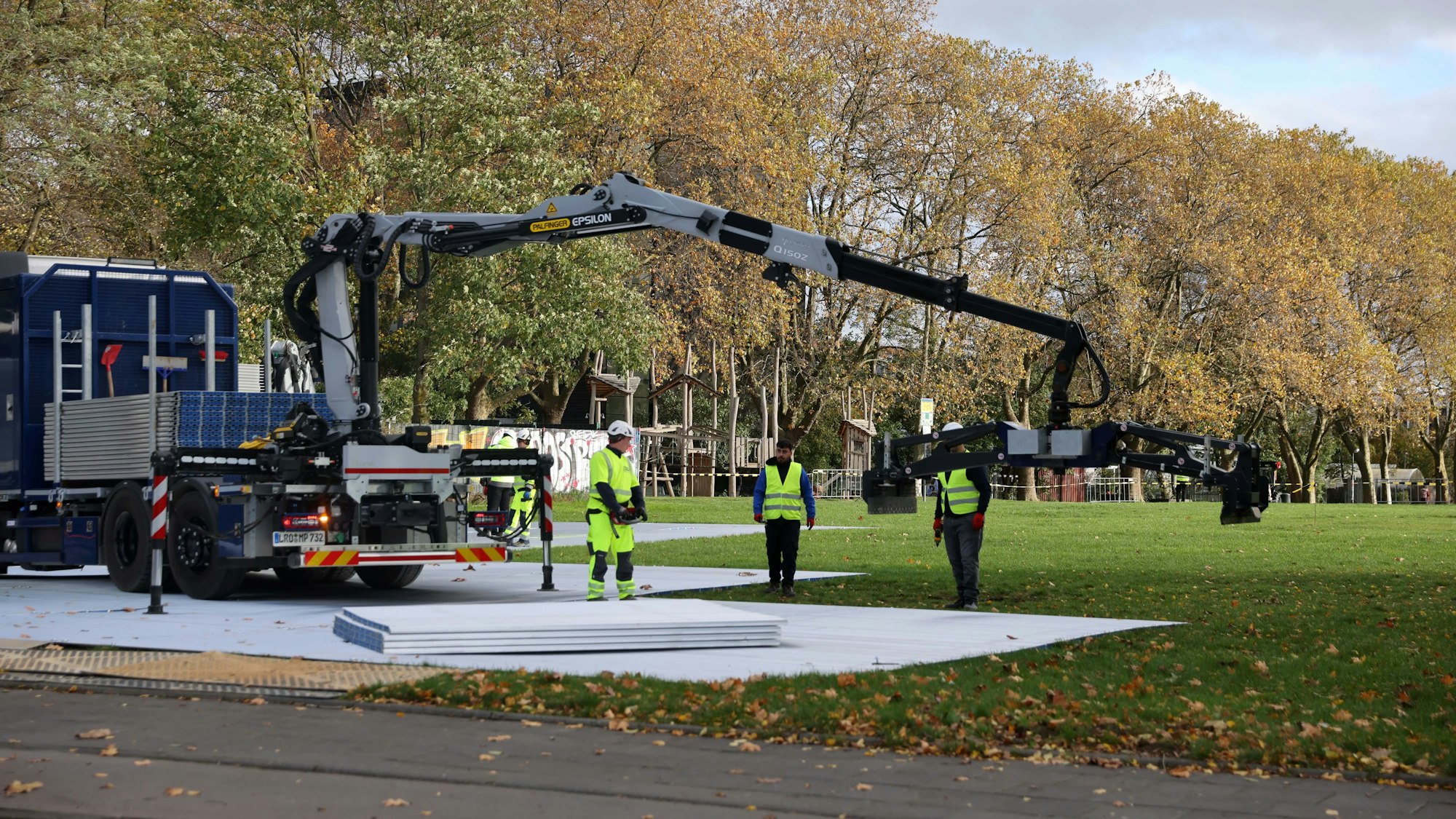 Am Montag wurden die ersten Bodenplatten auf der Uniwiese verlegt.