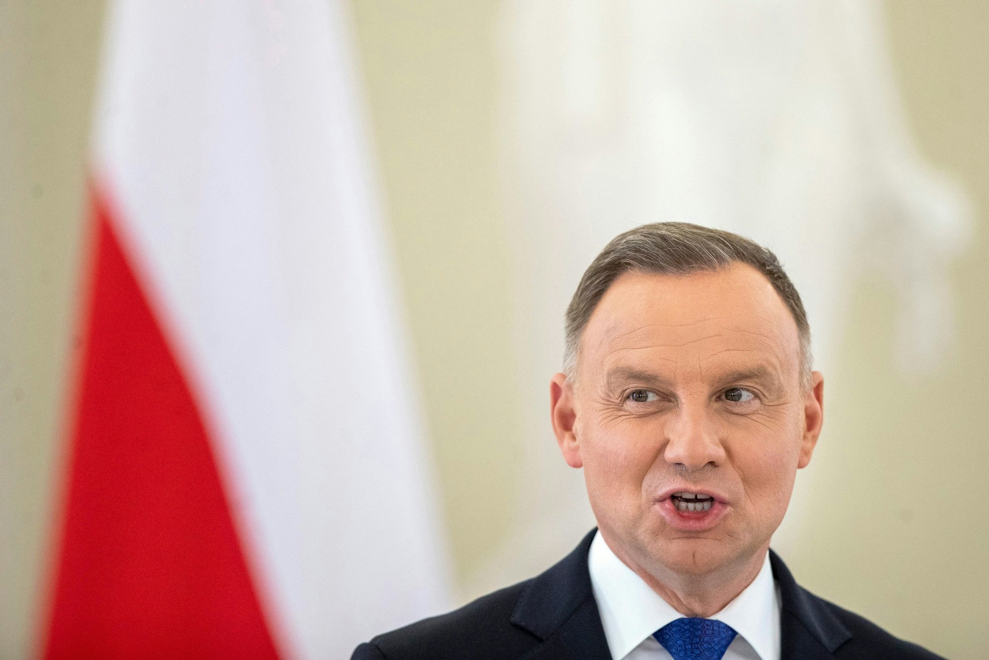 Polens Präsident spricht während einer Pressekonferenz.