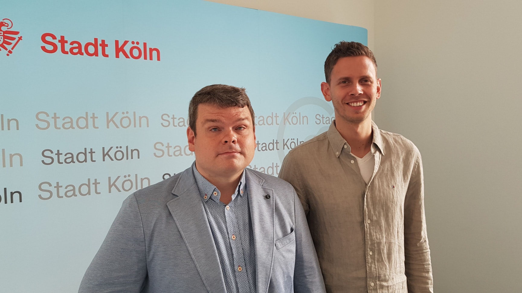 Die beiden Sehbehinderten Marcel Wienands (r.) und Manuel Beck gehören im Sportamt zum Vorbereitungsteam der Euro 2024. Inklusion ist eines der Kernthemen der deutschen Bewerbung.