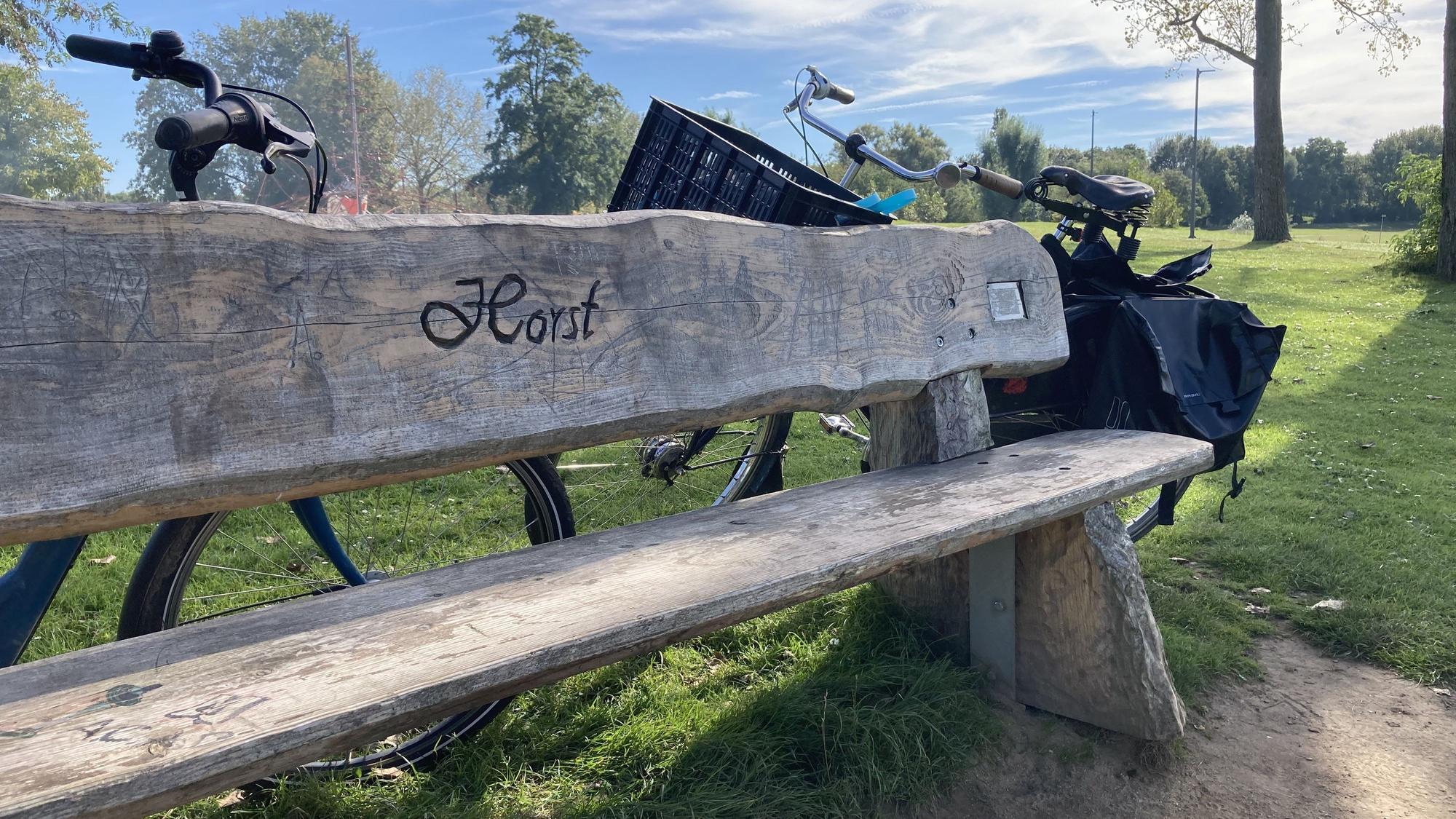 Eine Bank mit Gravur