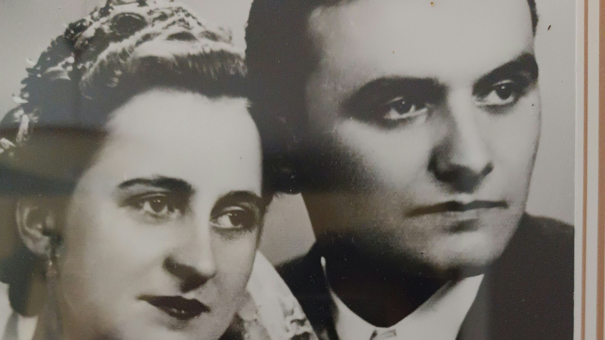 Eine alte Schwarz-Weiß-Fotografie zeigt ein junges Paar.