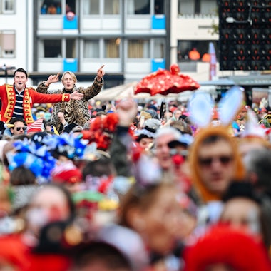 Bei der Sessionseröffnung auf dem Heumarkt erwartet die Willi-Ostermann-Gesellschaft rund 12.000 Jecke.
