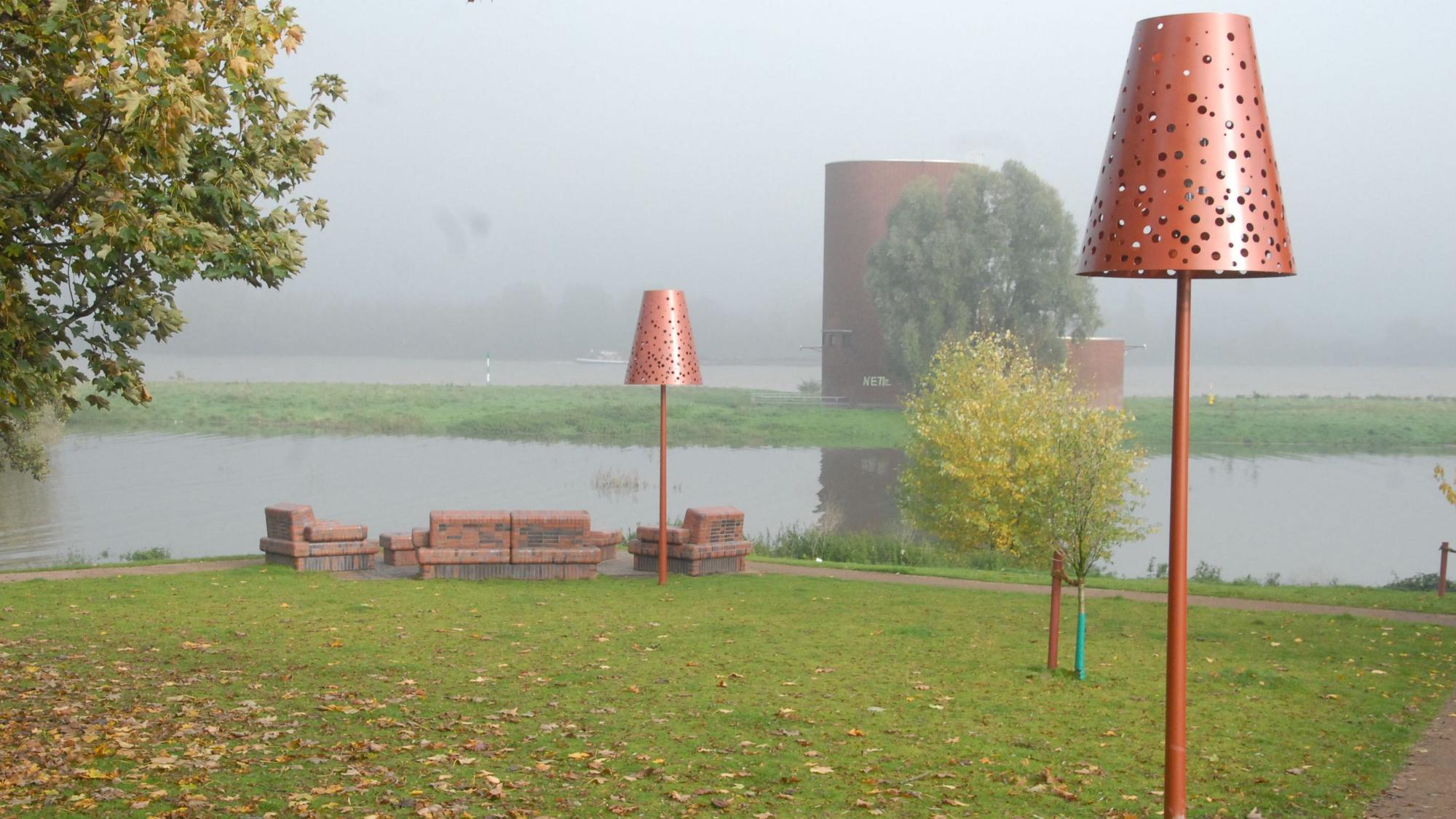 Das „Wohnzimmer“ im Worringer Mündungspark ist ein Kunstwerk aus Stahl und Steinen.