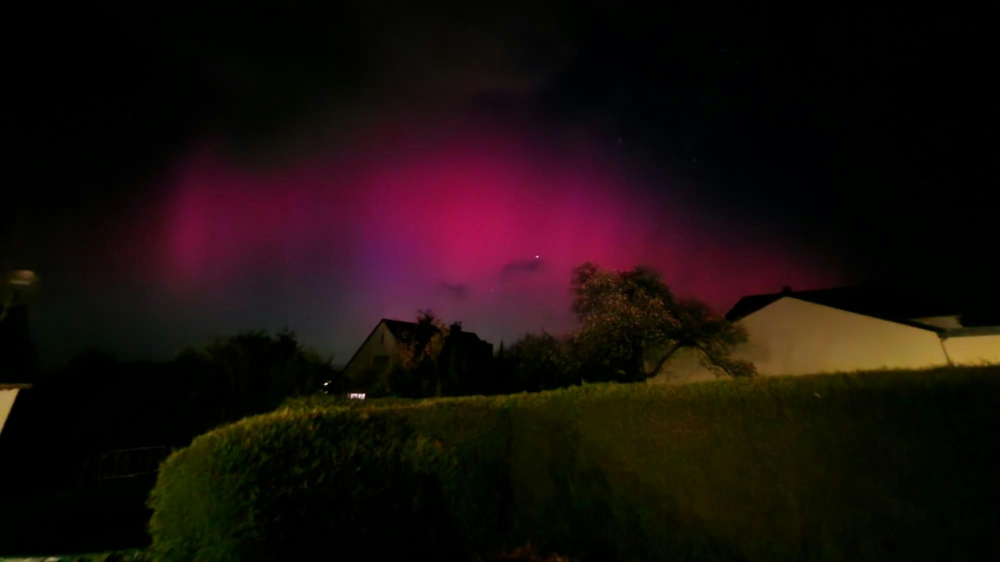 Polarlichter in Nettersheim: Das Bild wurde in Nettersheim Zingsheim aufgenommen; von Facebook-Nutzerin Dany Schmitz zur Verfügung gestellt