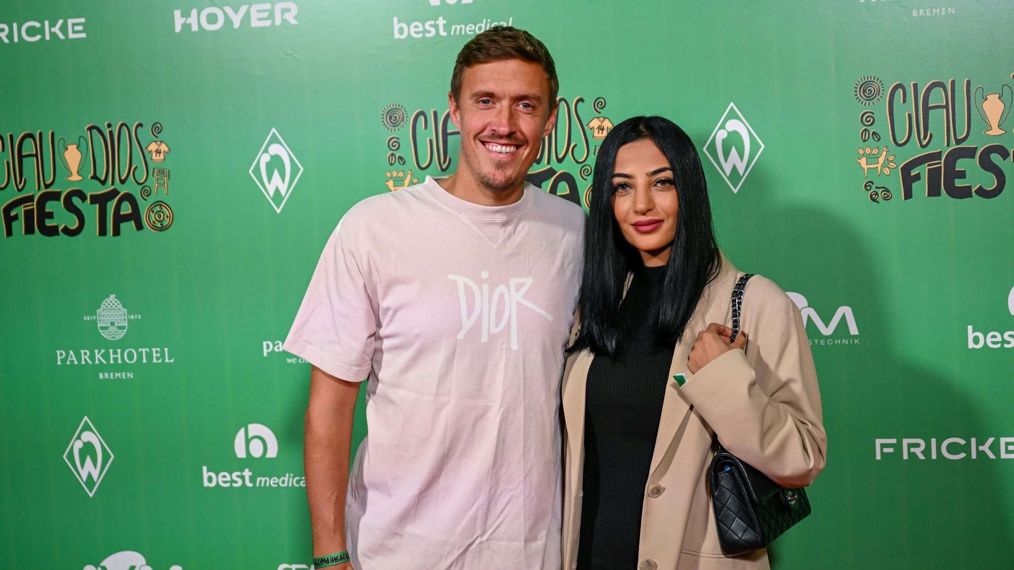 Fußball-Profi Max Kruse mit Ehefrau Dilara auf einem roten Teppich in Bremen.