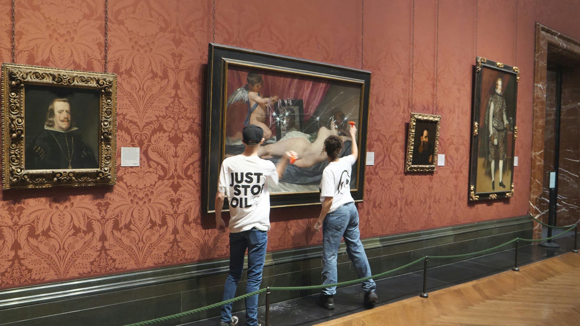 Zwei Mitglieder der Klima-Gruppe „Just Stop Oil“ zerschlagen am Montag (6. November) das Sicherheitsglas vor dem Gemälde „Venus vor dem Spiegel“ in der National Gallery in London.