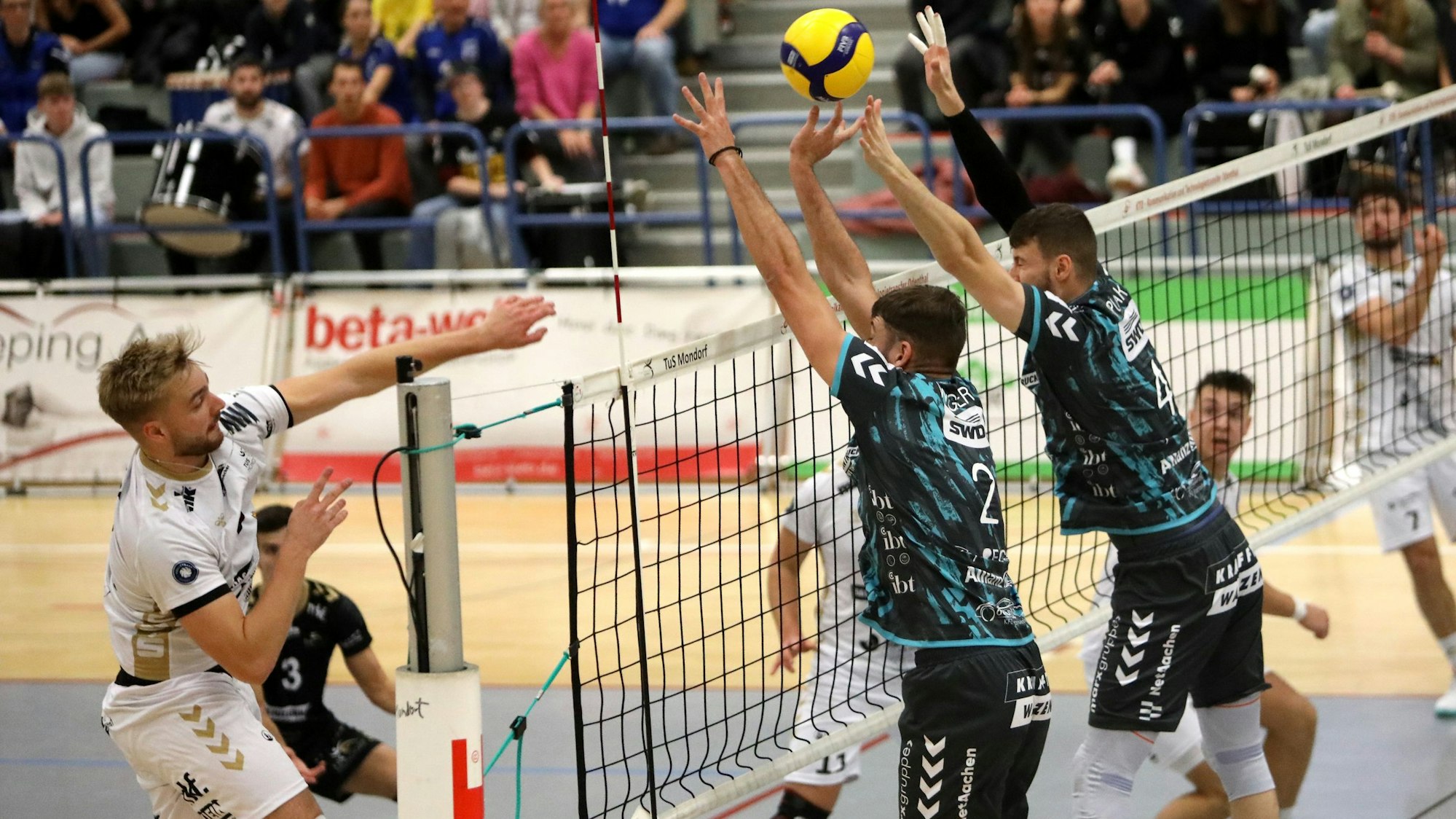 Nils Becker vom TuS Mondorf gegen Düren um Nico Wegner