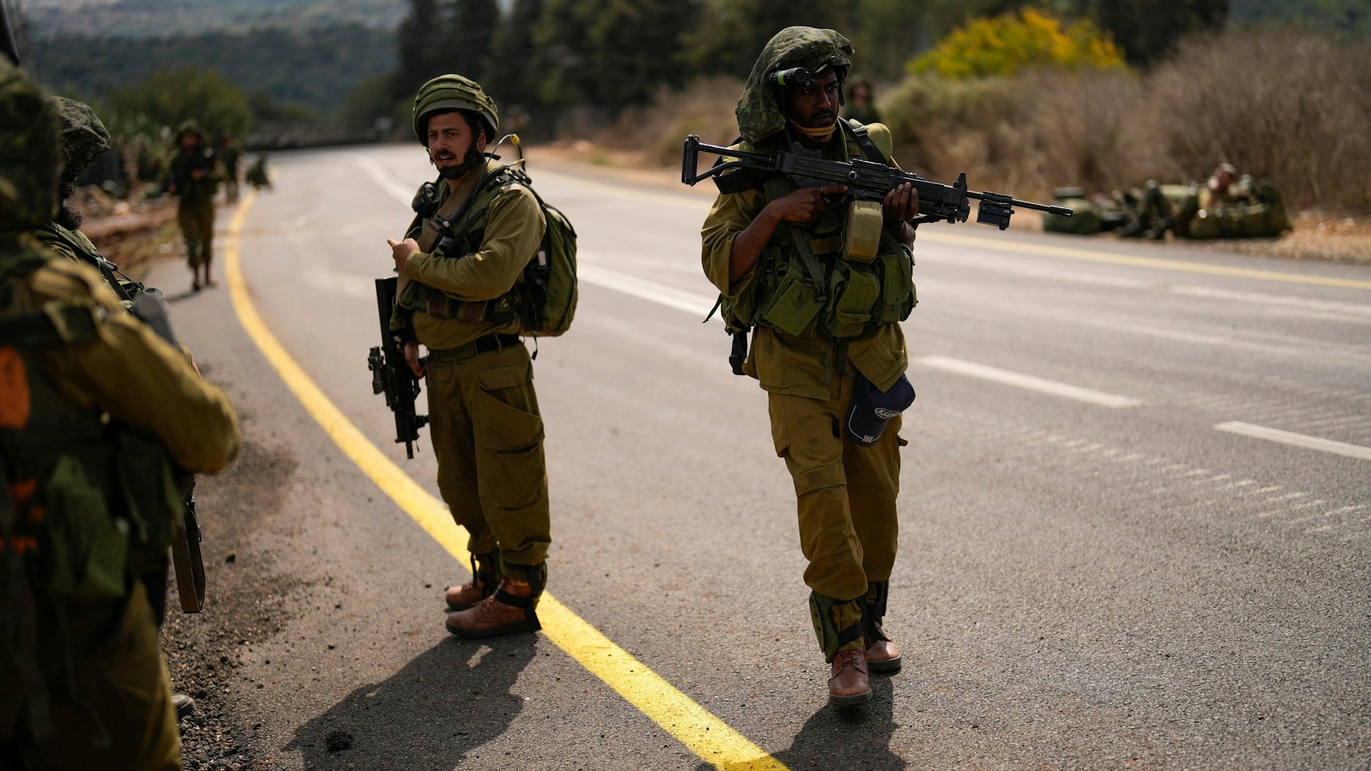 Israelische Soldaten patrouillieren auf einer Straße nahe der Grenze zwischen Israel und Libanon. (Symbolbild)