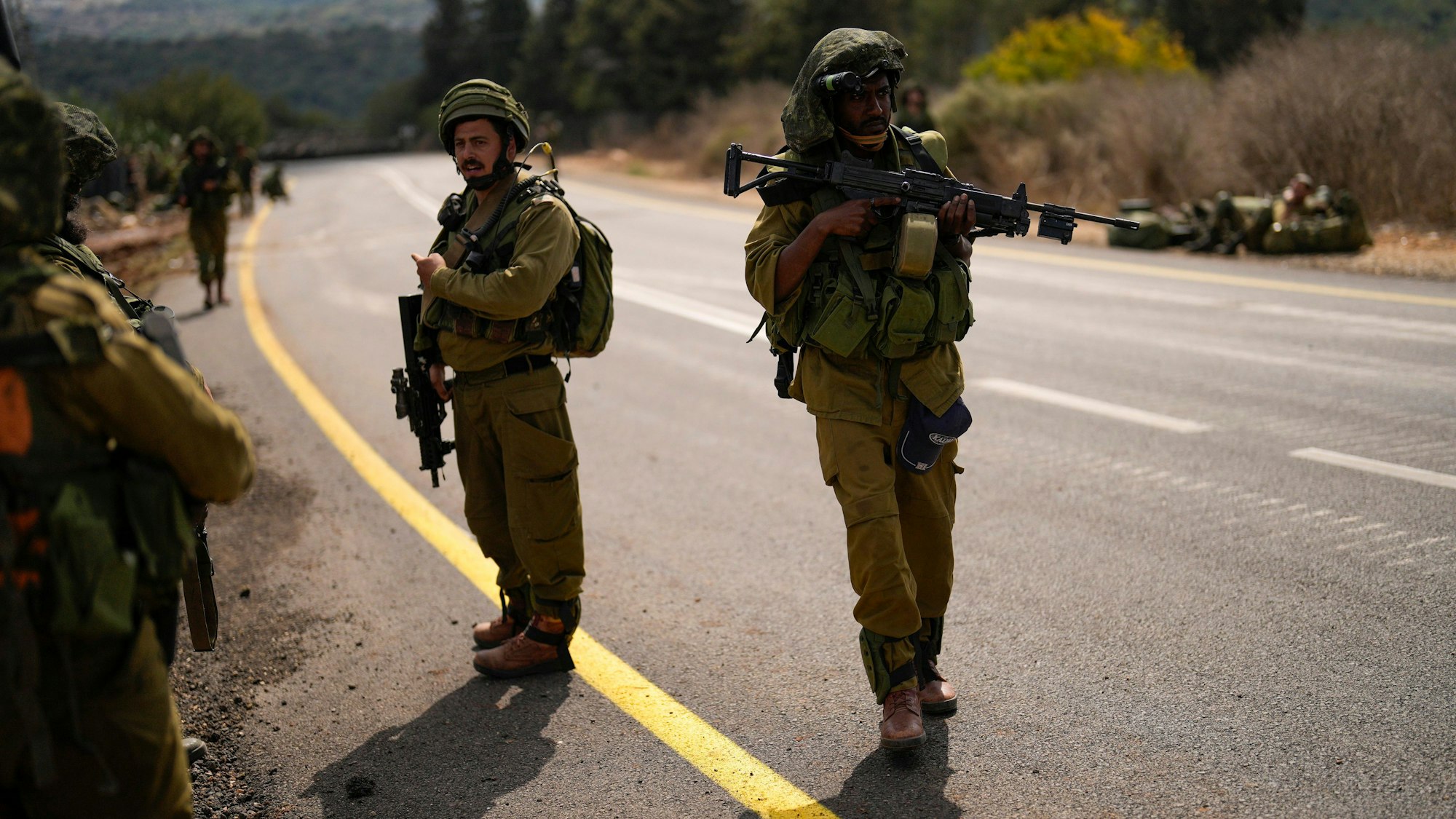 Israelische Soldaten patrouillieren auf einer Straße nahe der Grenze zwischen Israel und Libanon. (Symbolbild)
