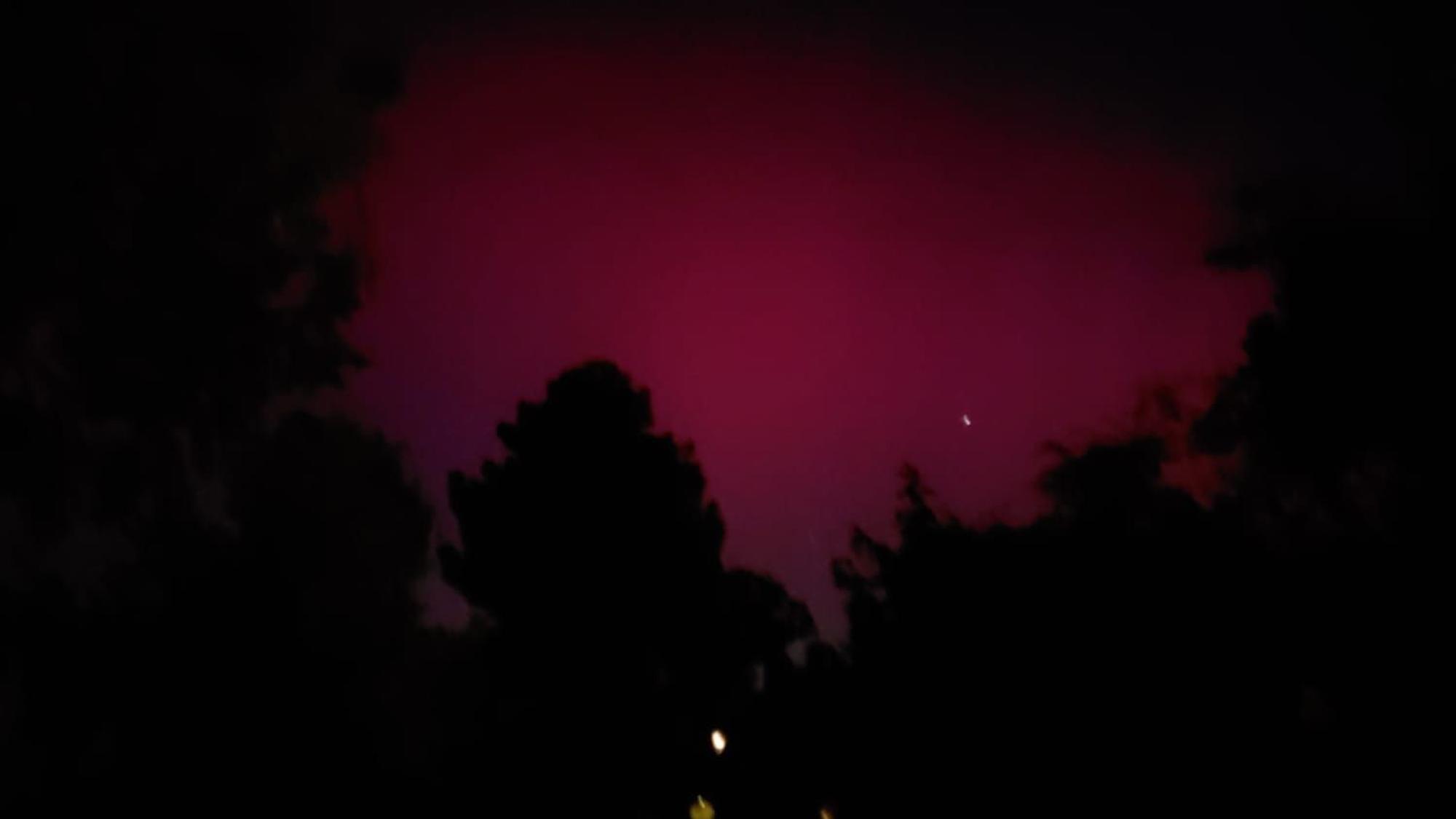 Polarlichter in Euskirchen: Aufgenommen haben wir es im heimischen Garten, Eifelring 25, mit Blick zur Innenstadt. Emily Fischenich und Sandra Weiß haben es aufgenommen