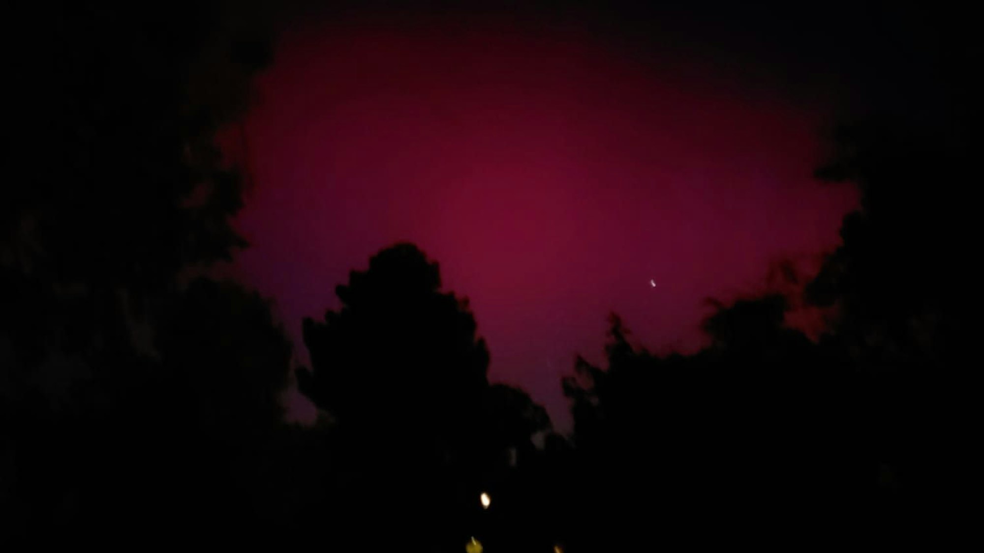 Polarlichter in Euskirchen: Aufgenommen haben wir es im heimischen Garten, Eifelring 25, mit Blick zur Innenstadt. Emily Fischenich und Sandra Weiß haben es aufgenommen