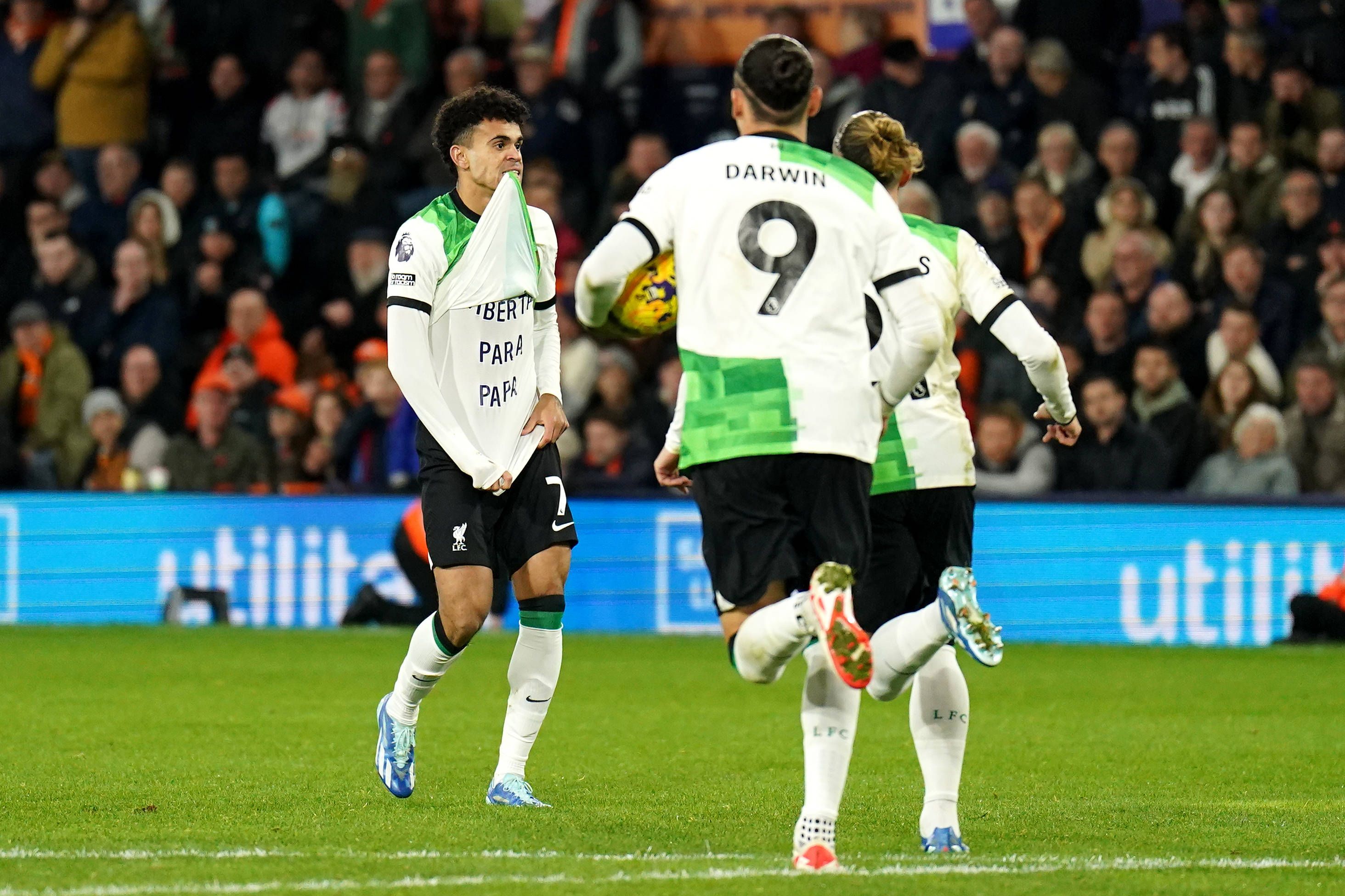 Liverpools Luis Diaz zeigt setzt nach seinem späten Ausgleichstreffer gegen Luton eine Botschaft ab.