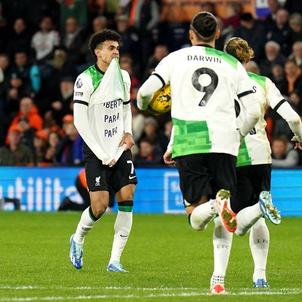 Liverpools Luis Diaz zeigt setzt nach seinem späten Ausgleichstreffer gegen Luton eine Botschaft ab.