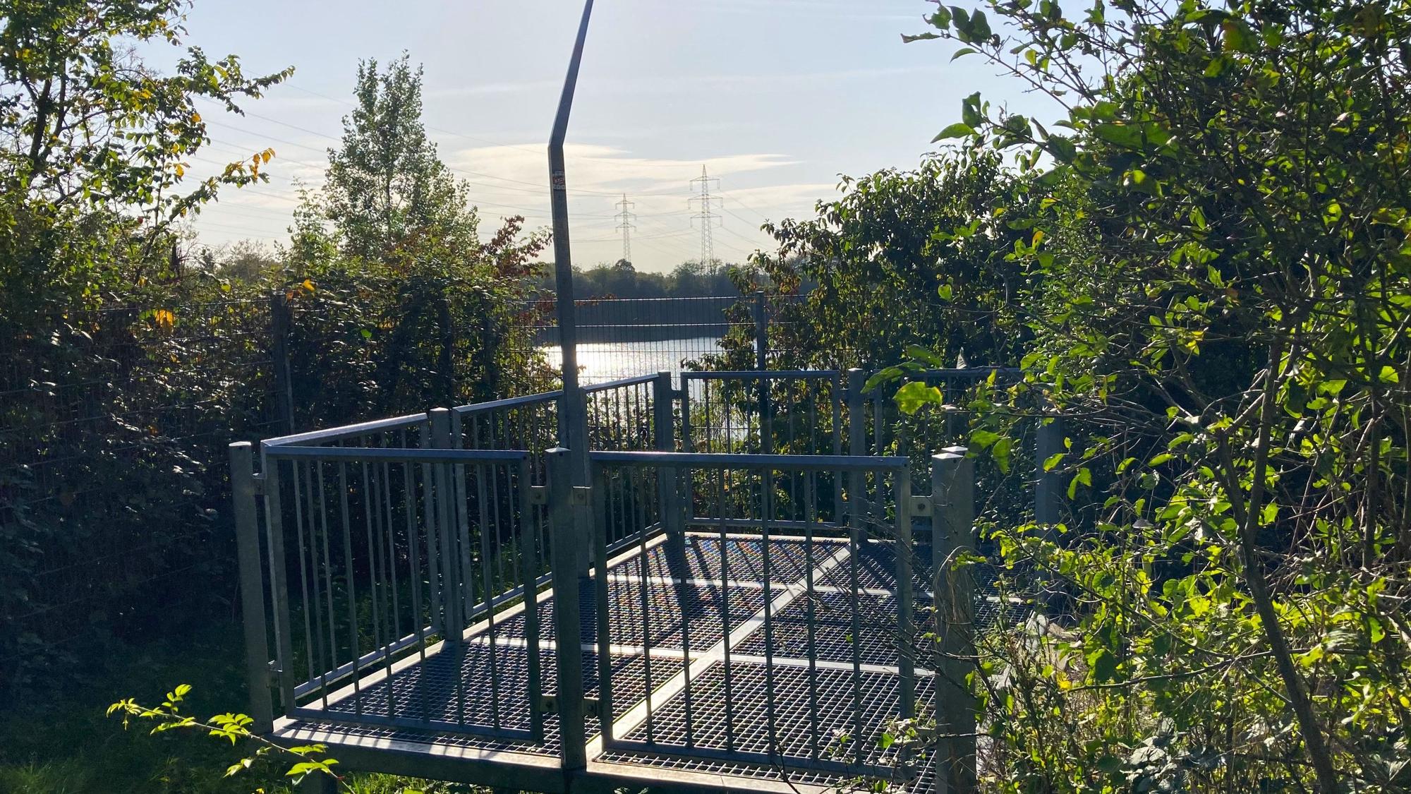 Eine Aussichtsplattform im Grünen