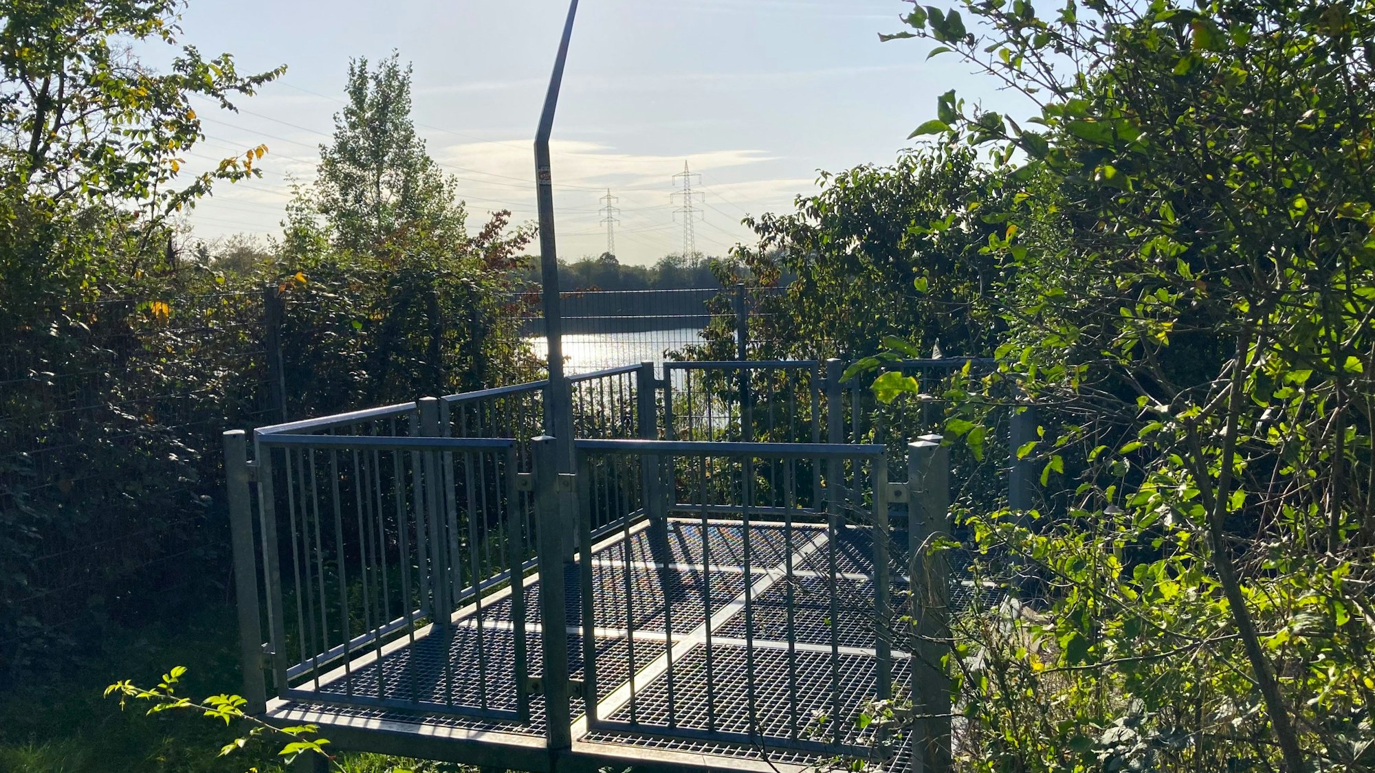 Eine Aussichtsplattform im Grünen