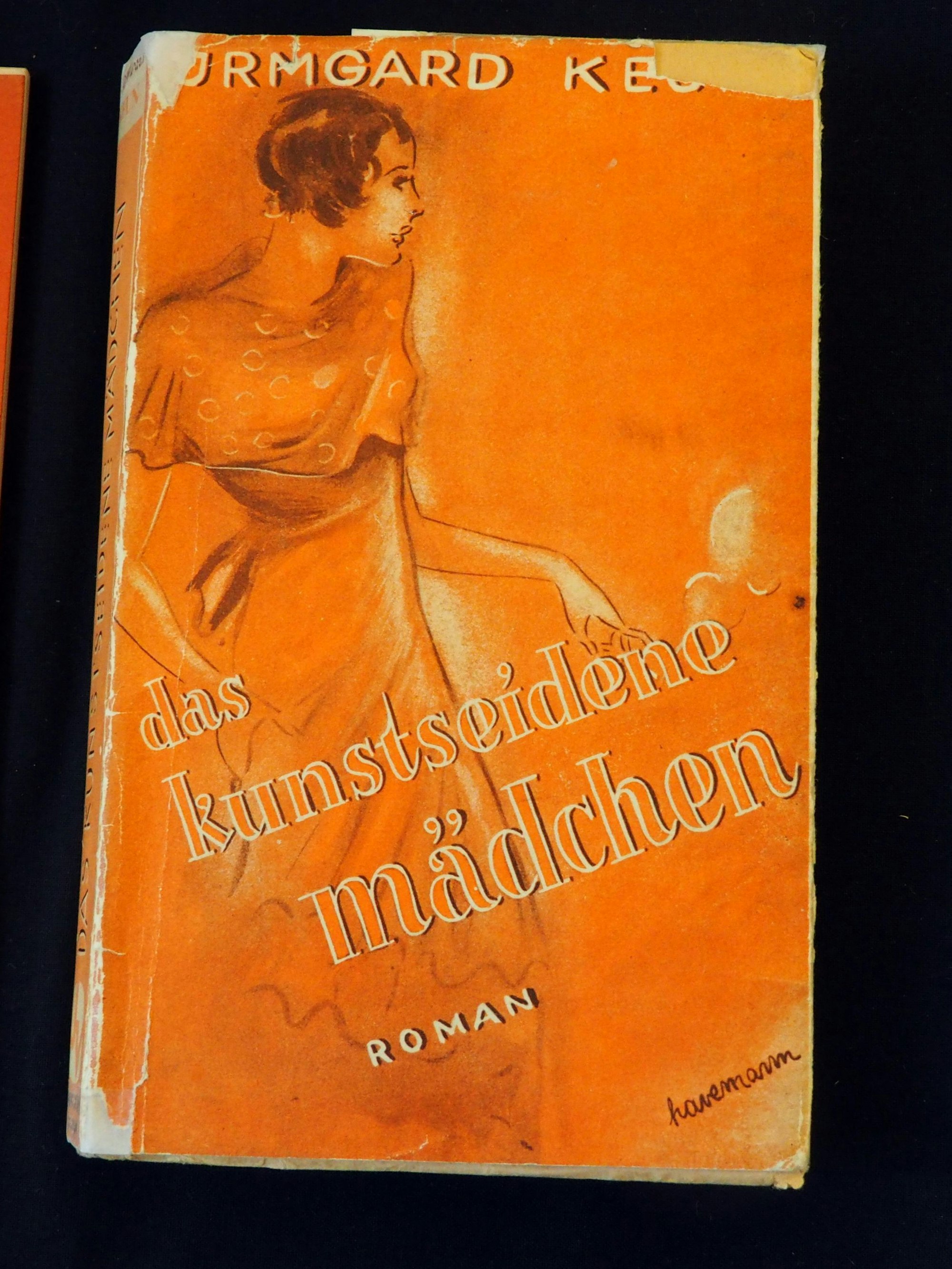 Ein Buch mit organem Umschlag