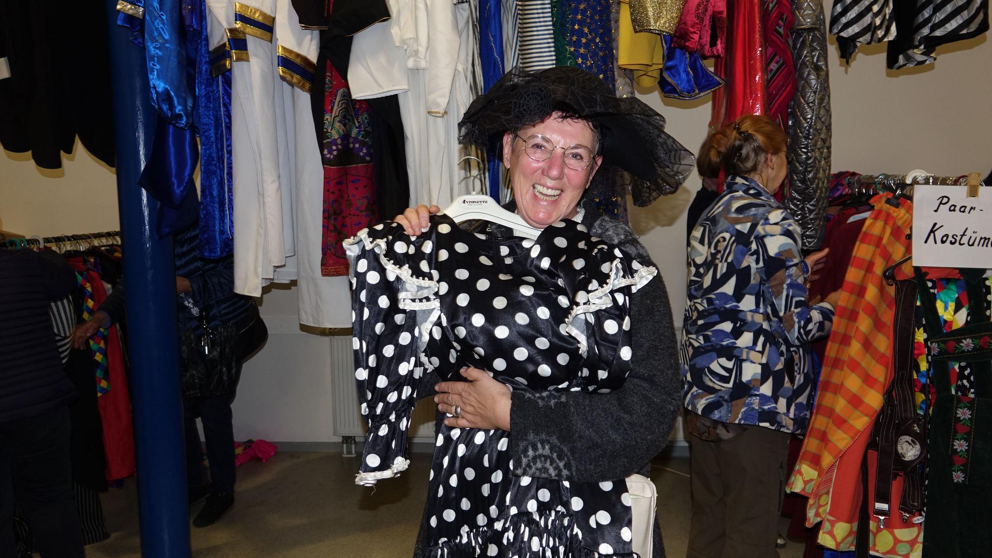 Maria Burgemeister ist in den mehr als 600 Kostümen fündig geworden. Sie freut sich riesig über das weißgepunktete, schwarze Kleid.