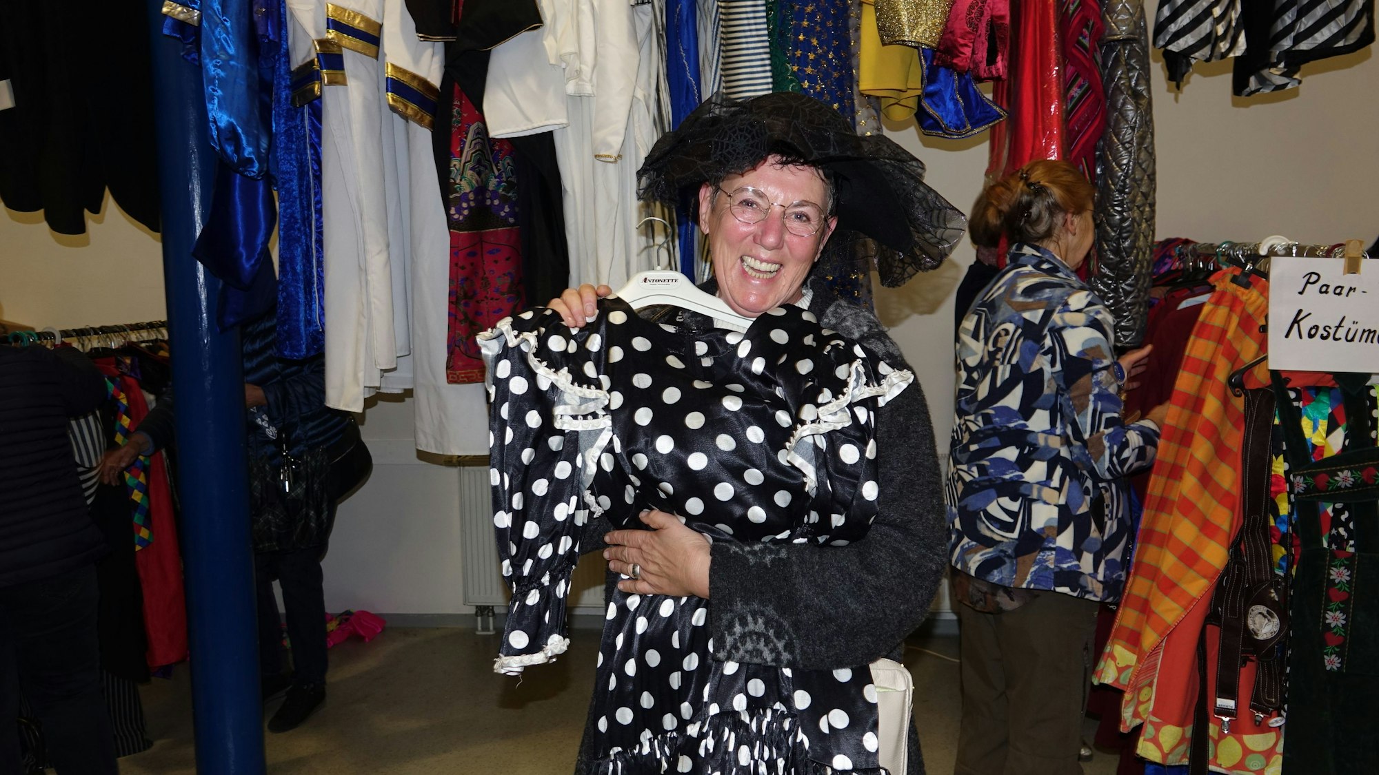 Maria Burgemeister ist in den mehr als 600 Kostümen fündig geworden. Sie freut sich riesig über das weißgepunktete, schwarze Kleid.