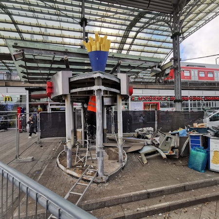 Viel ist von der beliebten Currywurst-Bude am Hauptbahnhof nicht mehr übrig.