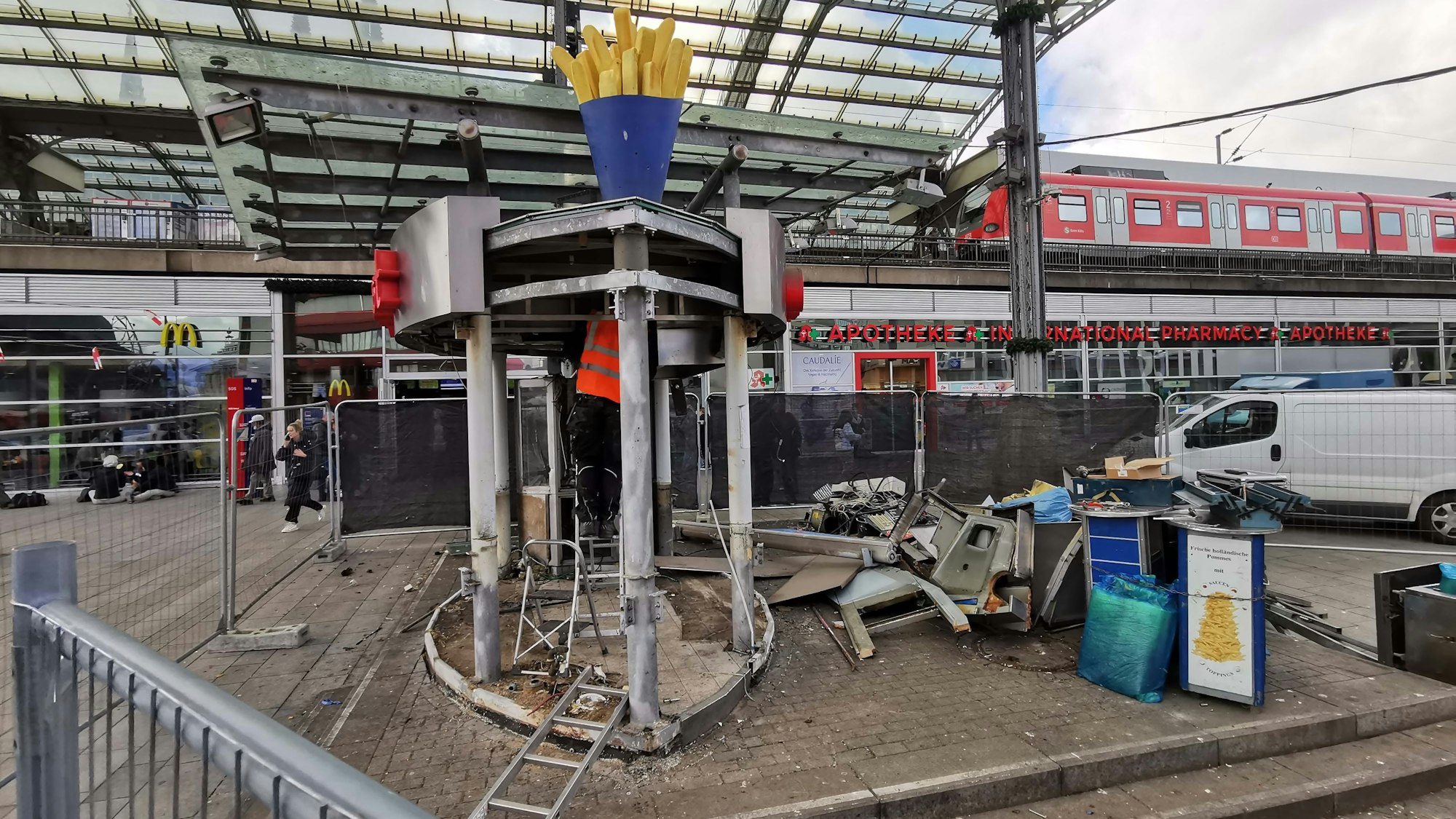 Viel ist von der beliebten Currywurst-Bude am Hauptbahnhof nicht mehr übrig.