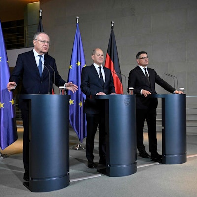 Bundeskanzler Olaf Scholz (SPD, m.) gibt nach Beratungen bei der Ministerpräsidentenkonferenz am Montagabend ein erstes Pressestatement ab. Ihn begleiten Stephan Weil (SPD), Ministerpräsident von Niedersachsen, und Hessens Ministerpräsident, Boris Rhein (CDU).