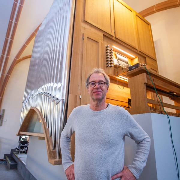 Am Arbeitsplatz: Kirchenmusiker Michael von Rekowski vor der Entdecker-Orgel.