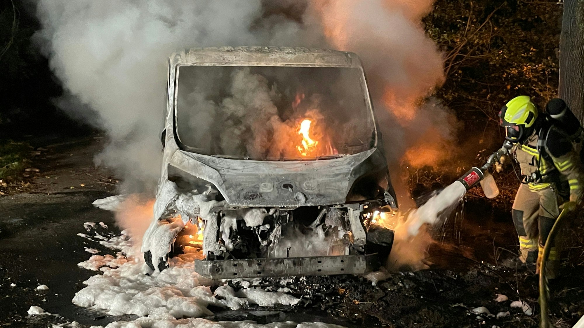 Bornheim Feuerwehr löscht Bonner Handwerkerfahrzeug mit Schaum