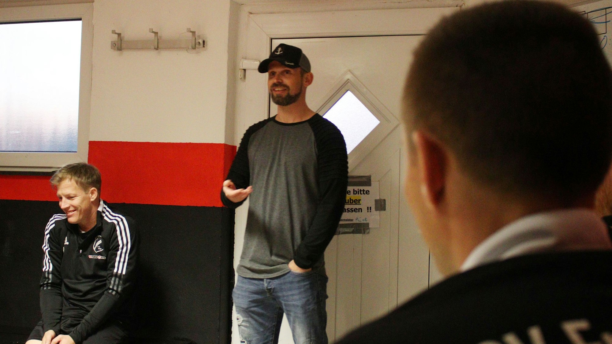 24.3.22
André Otten (Mitte) bei seiner ersten Ansprache als Sportlicher Leiter des SV Frauenberg.