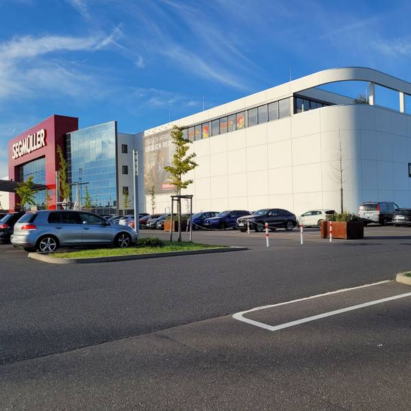 Auf dem Foto ist das Einrichtungshaus Segmüller zu sehen.