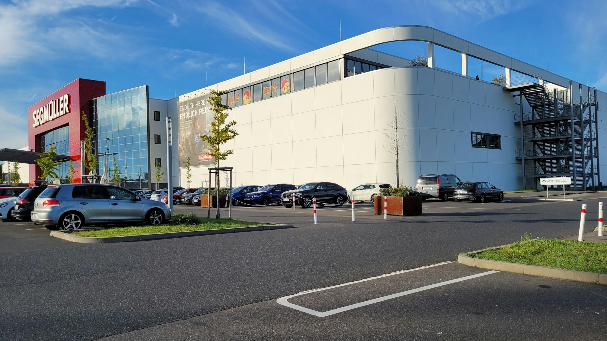 Ein Gebäude mit unterschiedlich gestalteter Fassade.