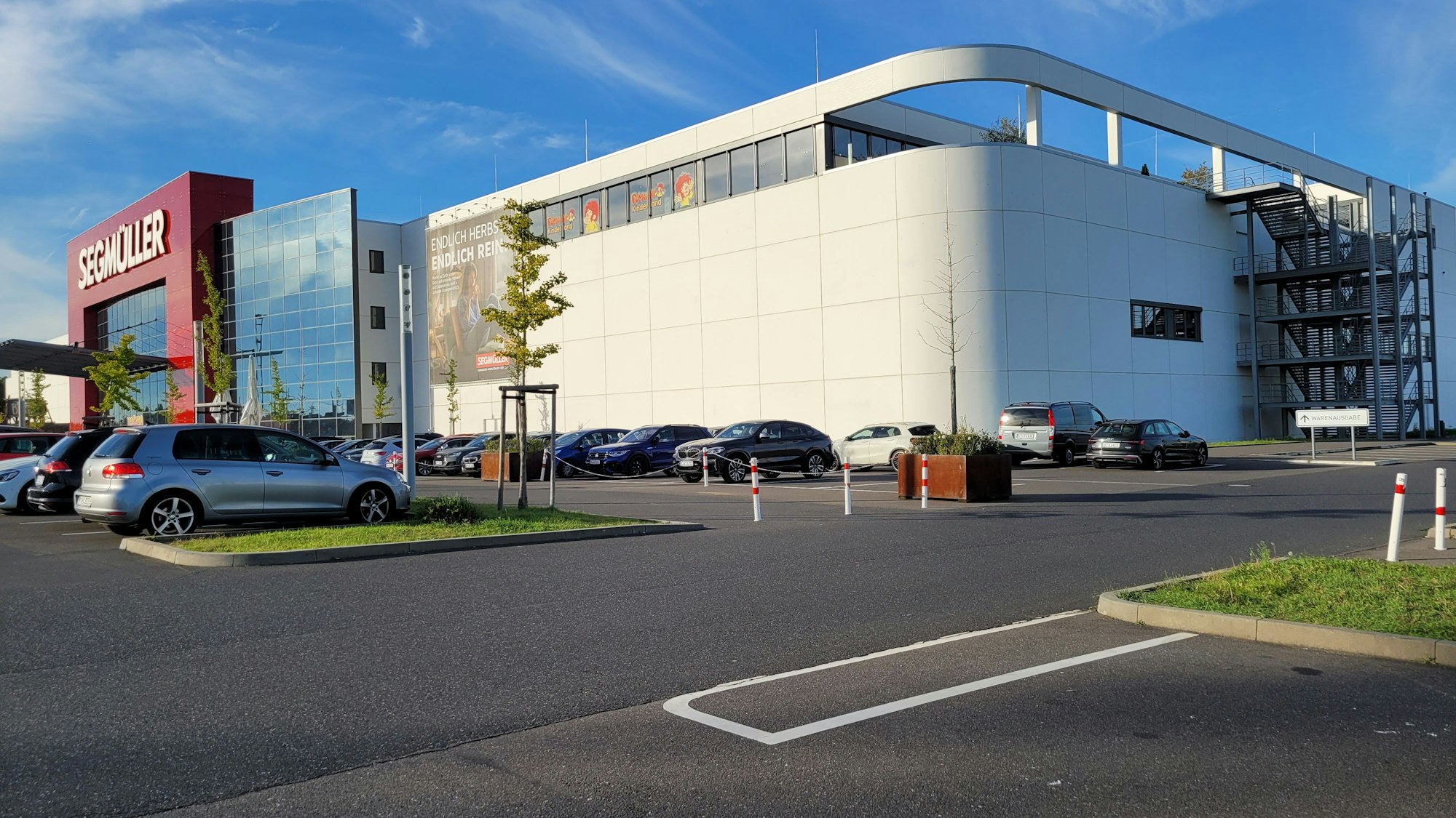 Auf dem Foto ist das Möbelhaus Segmüller in Pulheim von außen zu sehen.