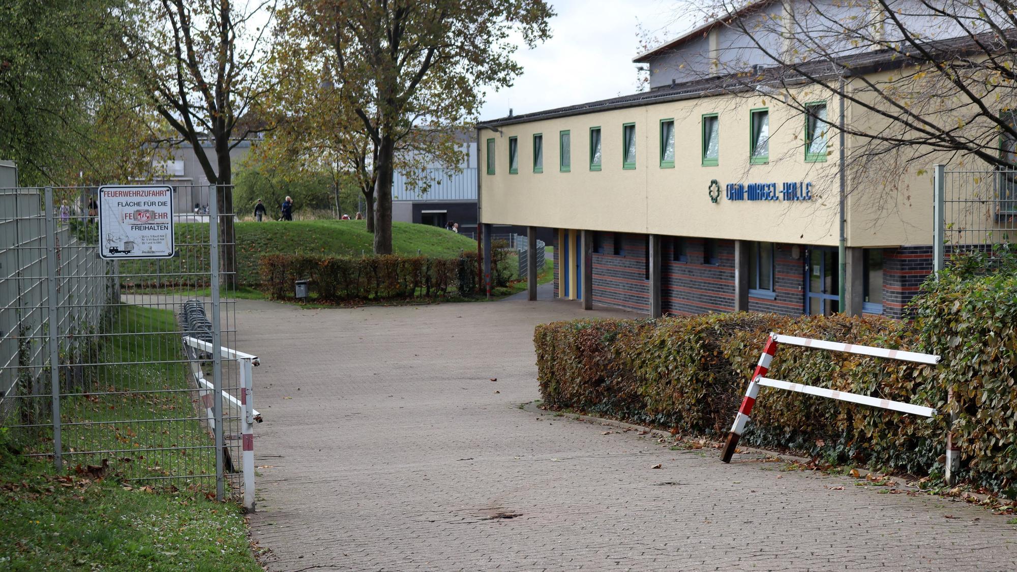 Die Zufahrt zur Sportanlage Erftstadion, im Hintergrund die Ohm-Mirgel-Halle. Die Zufahrt wird im Regelfall von zwei Absperrungen verhindert, die hier aber geöffnet sind.