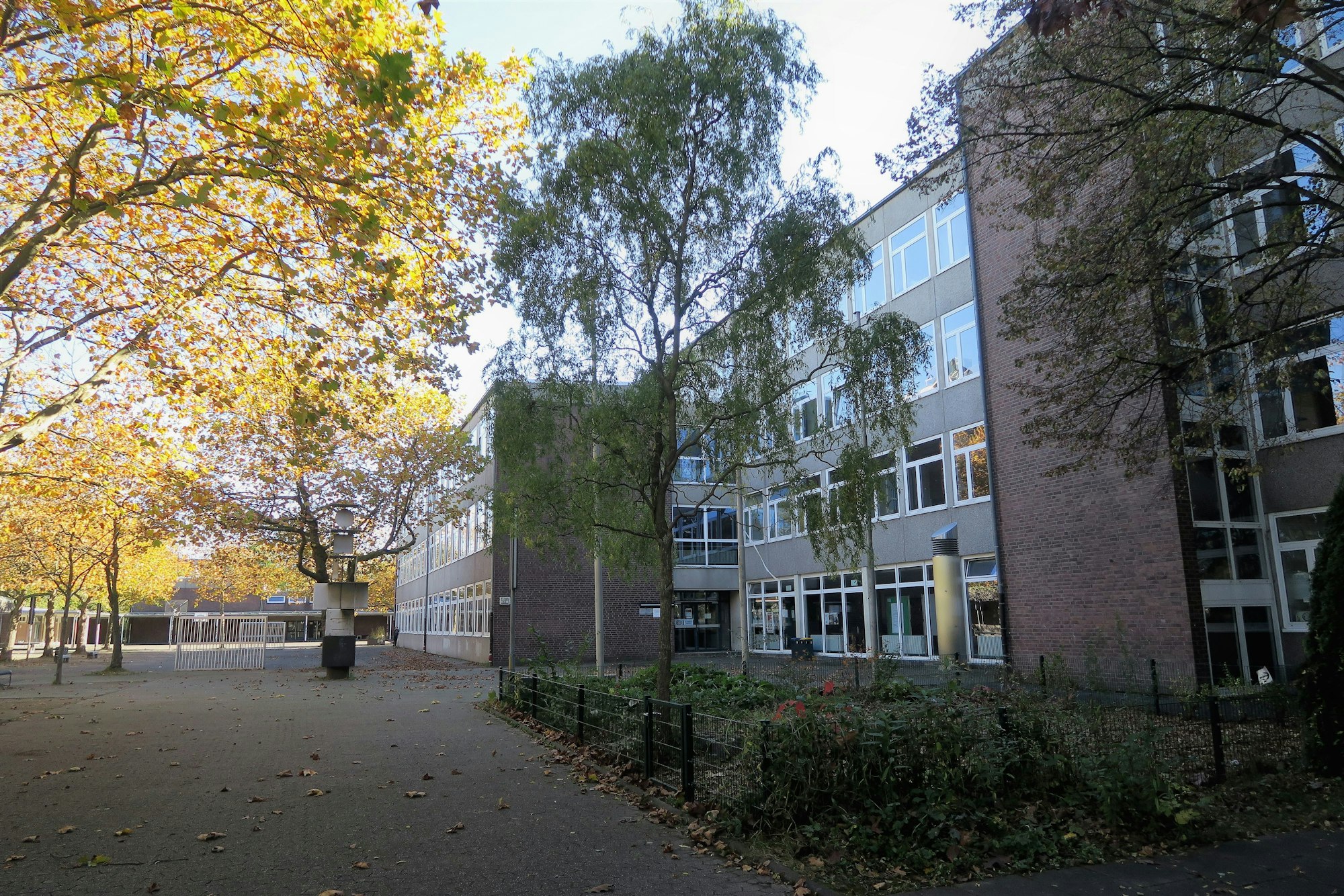 Kurt-Tucholsky-Hauptschule  am Helene-Weber-Platz in Neubrück