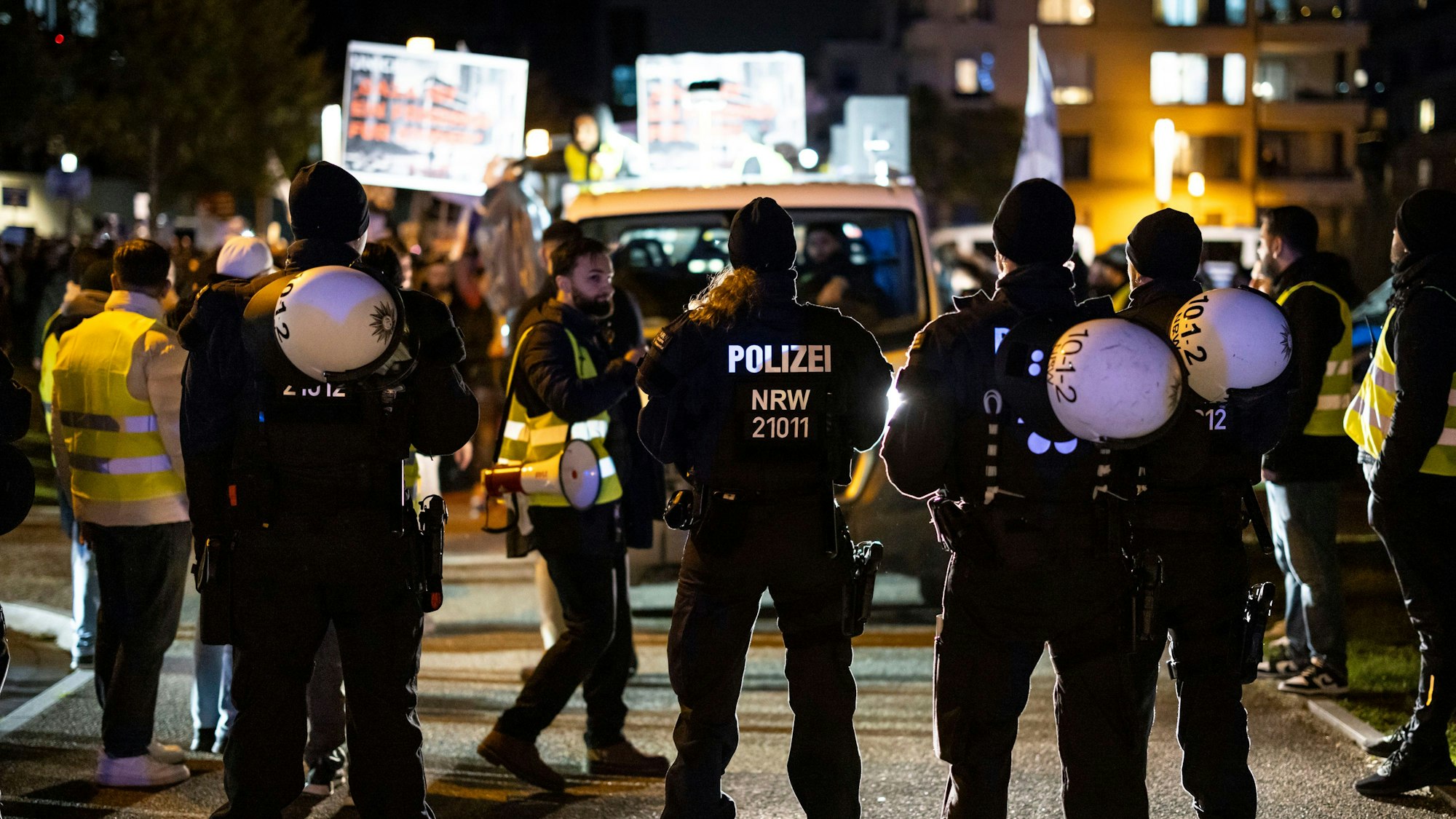Essen: Polizeibeamte vor dem Demonstrationszug bei der Kundgebung „Gaza unter Beschuss - gemeinsam gegen das Unrecht“. Begleitet von starken Kräften der Polizei demonstrierten die Teilnehmer gegen den israelischen Militäreinsatz im Gazastreifen.