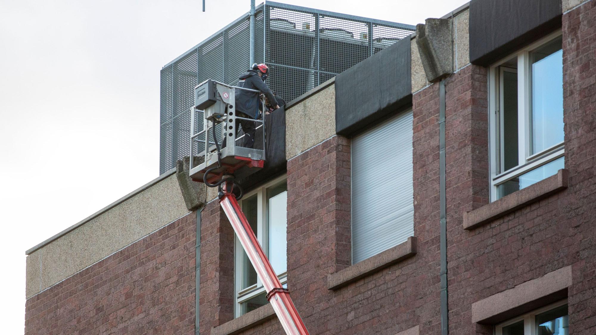Elemente des Waschbetons am historischen Rathaus werden gesichert.