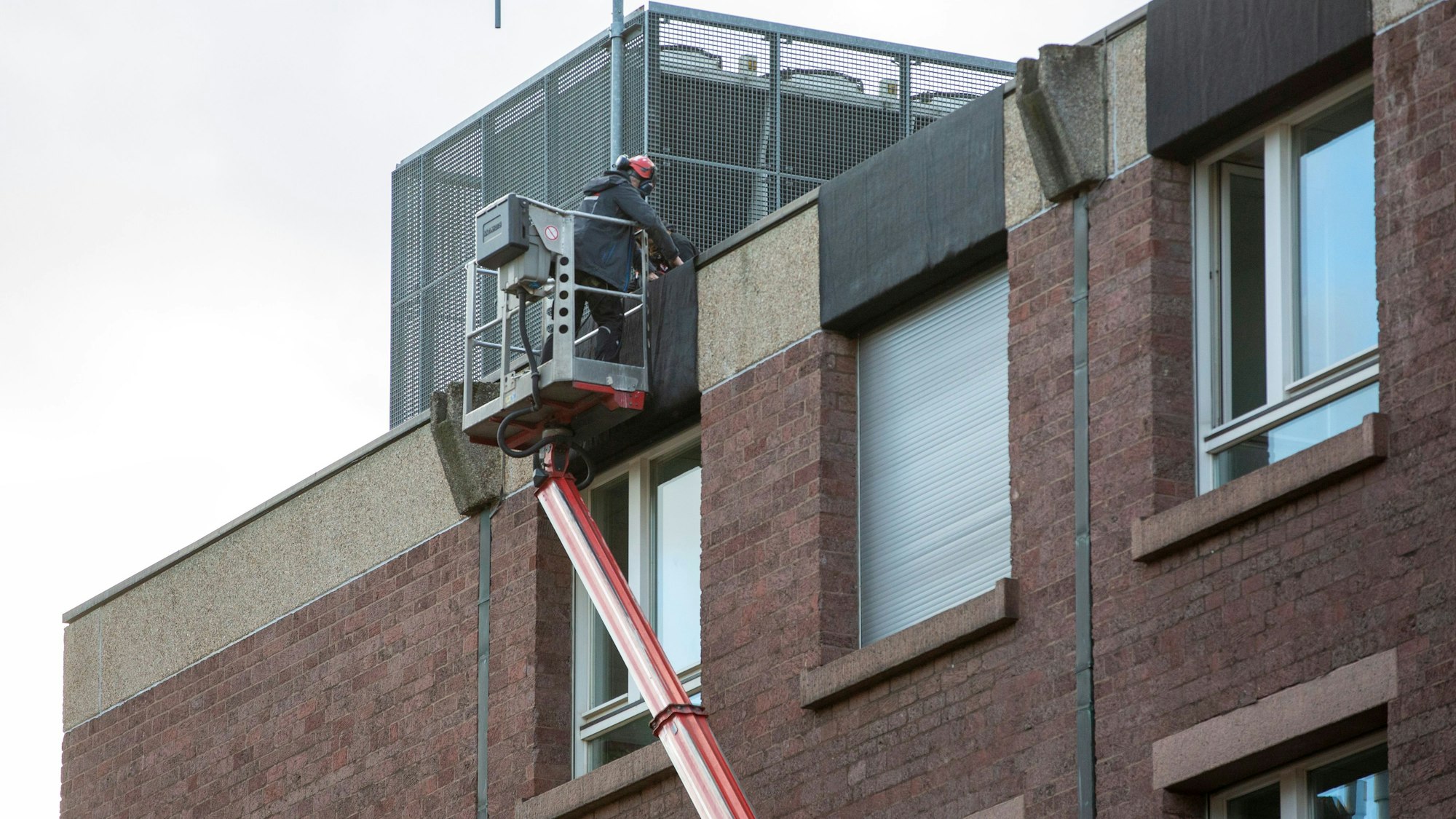 Elemente des Waschbetons am historischen Rathaus werden gesichert.