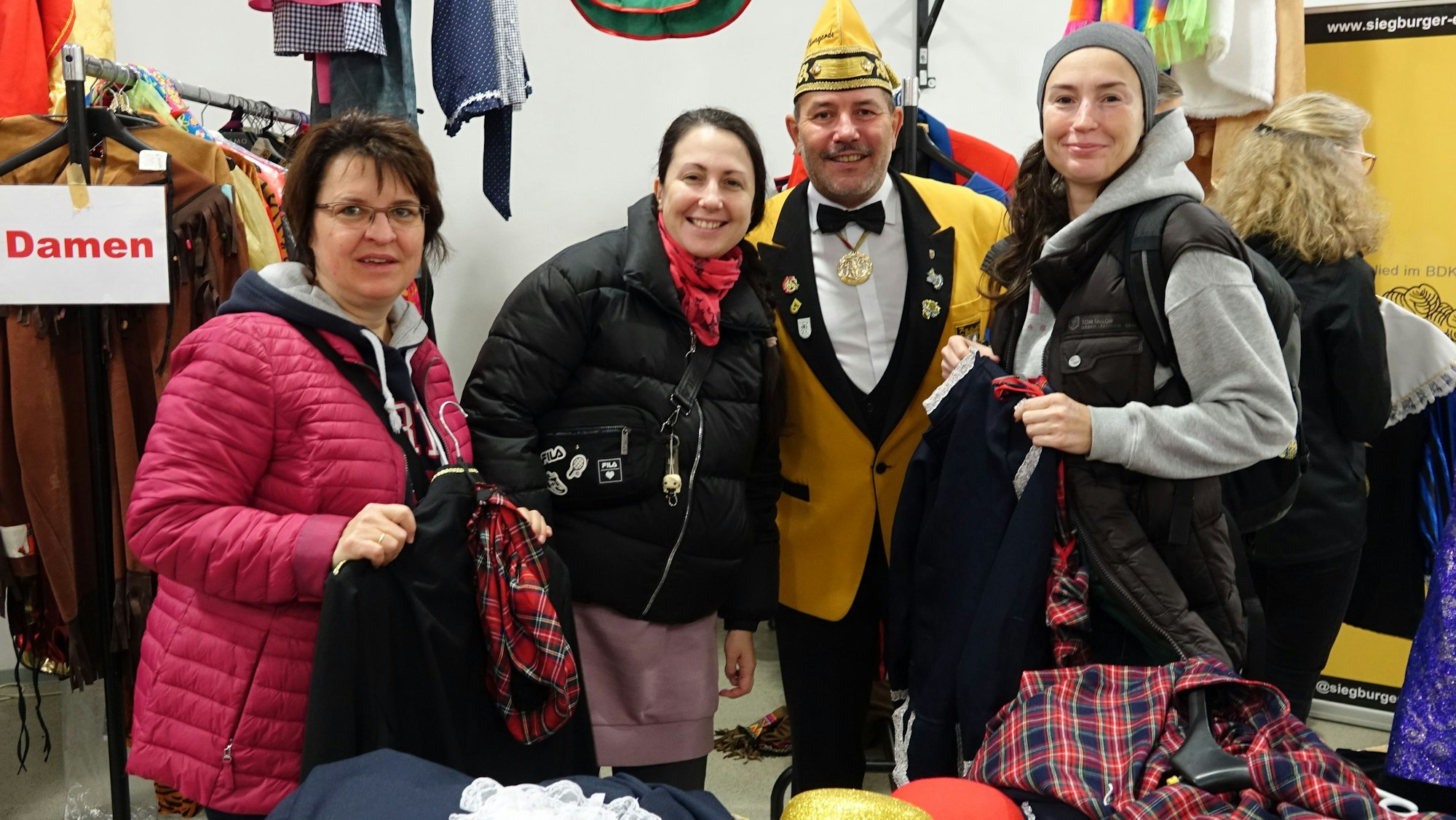 Die Ehrengarde veranstaltete zum 16. Mal ihren Karnevalsbazar zu Gunsten der Altenhilfe der Kölnischen Rundschau in Siegburg-Stallberg. Präsident Farid Wagner beriet Beate Dierker (l.), Galina Salomtina und Olga Siabraliuk.
