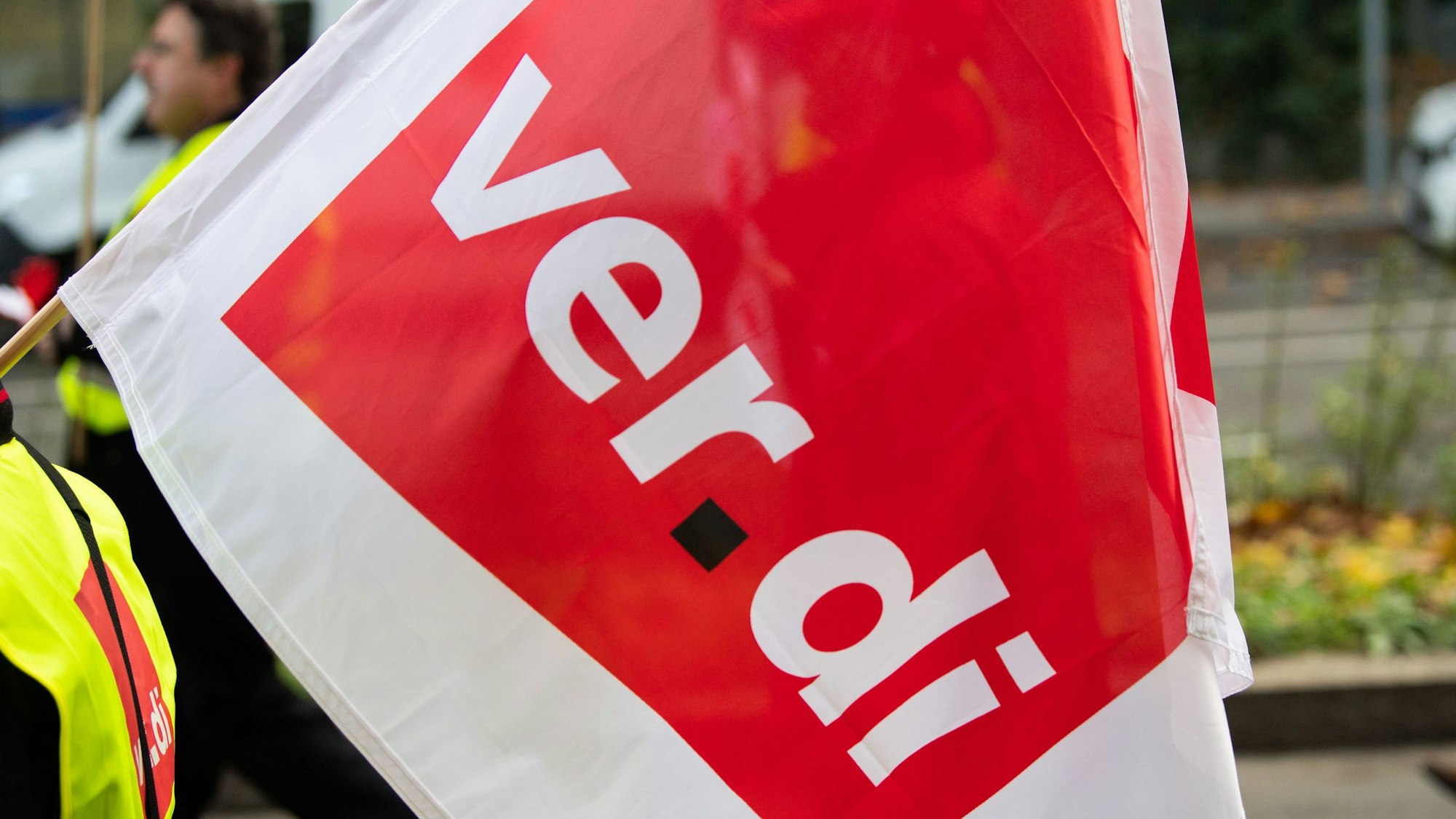 ILLUSTRATION - 18.11.2019, Baden-Württemberg, Stuttgart: Eine Verdi-Fahne ist auf einer Demonstration zu sehen.