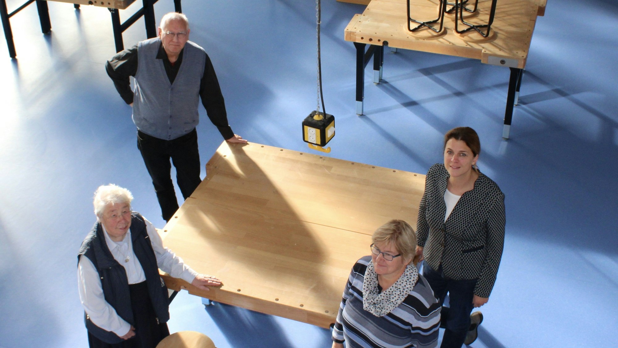 Die Schulleitung der Realschule steht an einem Tisch im Technikraum.