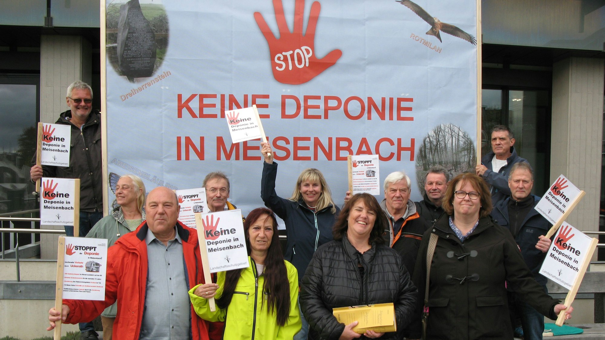 Das Foto von November 2023 zeigt eine Gruppe von zwölf Männern und Frauen mit Protestplakaten und einem großen Transparent, auf dem steht: „Keine Deponie in Meisenbach“.