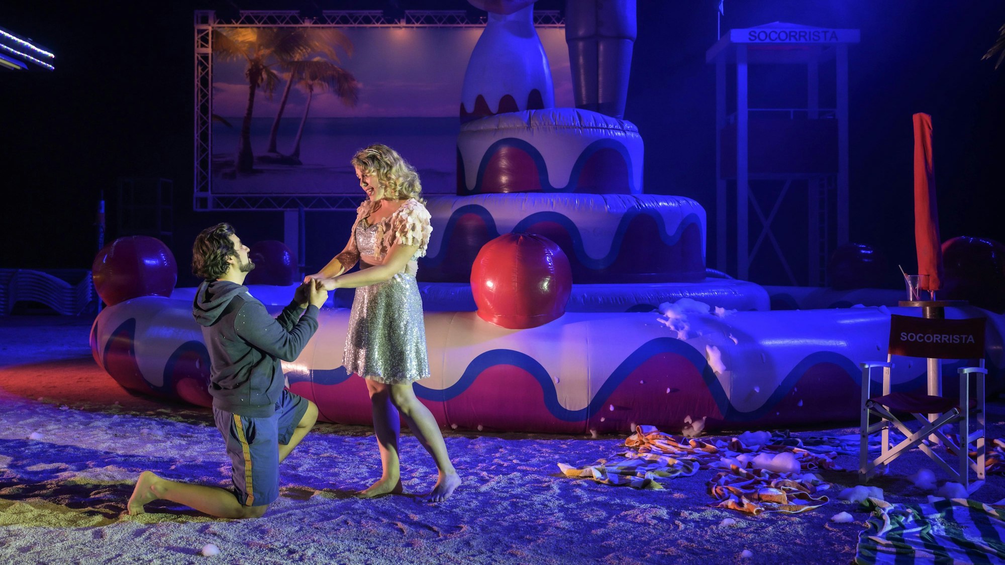 Nach langem Kampf hat Nemorino (Dmitry Ivanchey) das Herz seiner Adina (Kathrin Zukowski) in Gaetano Donizettis Oper „Der Liebestrank“ erobert.