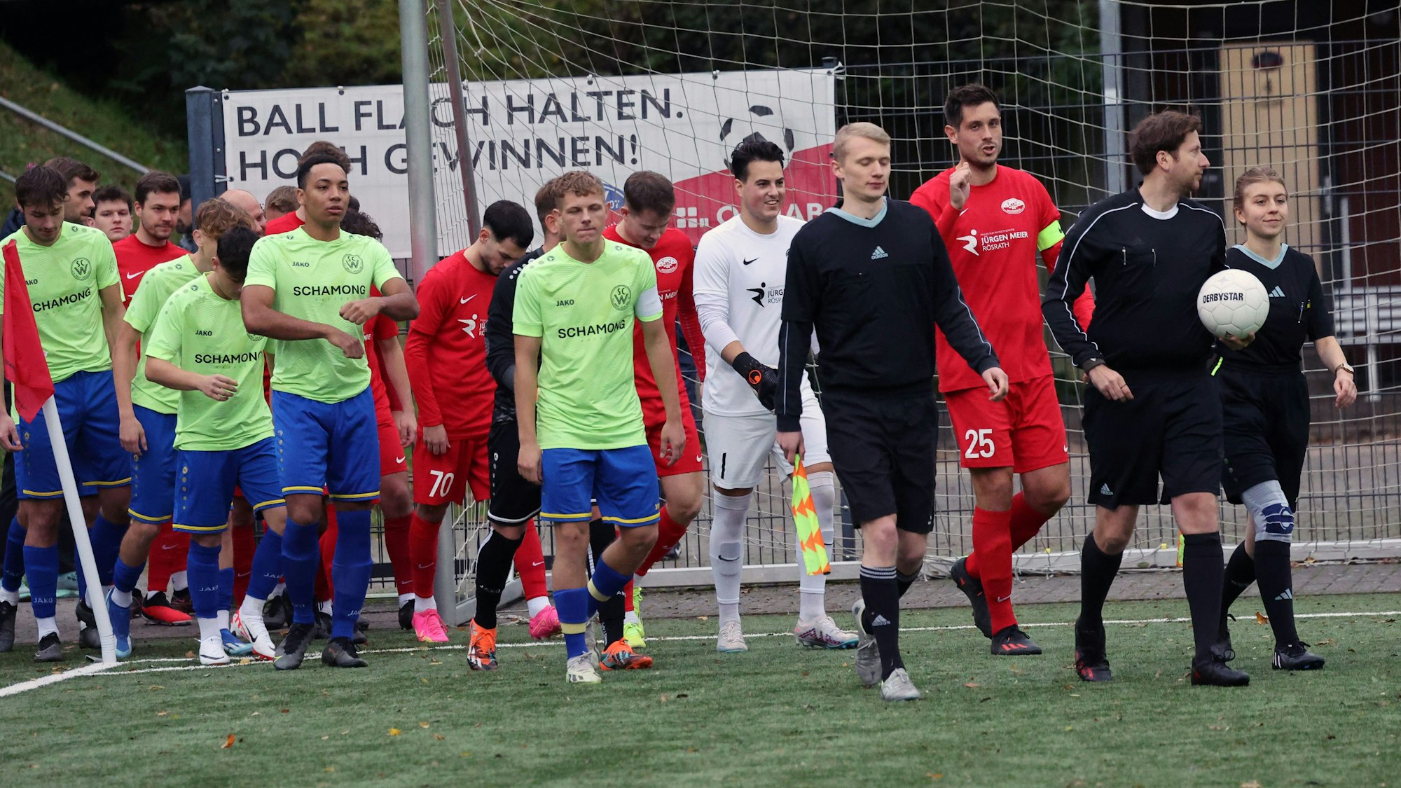 Die beiden Teams betreten mit dem Schiedsrichtergespann den Platz.