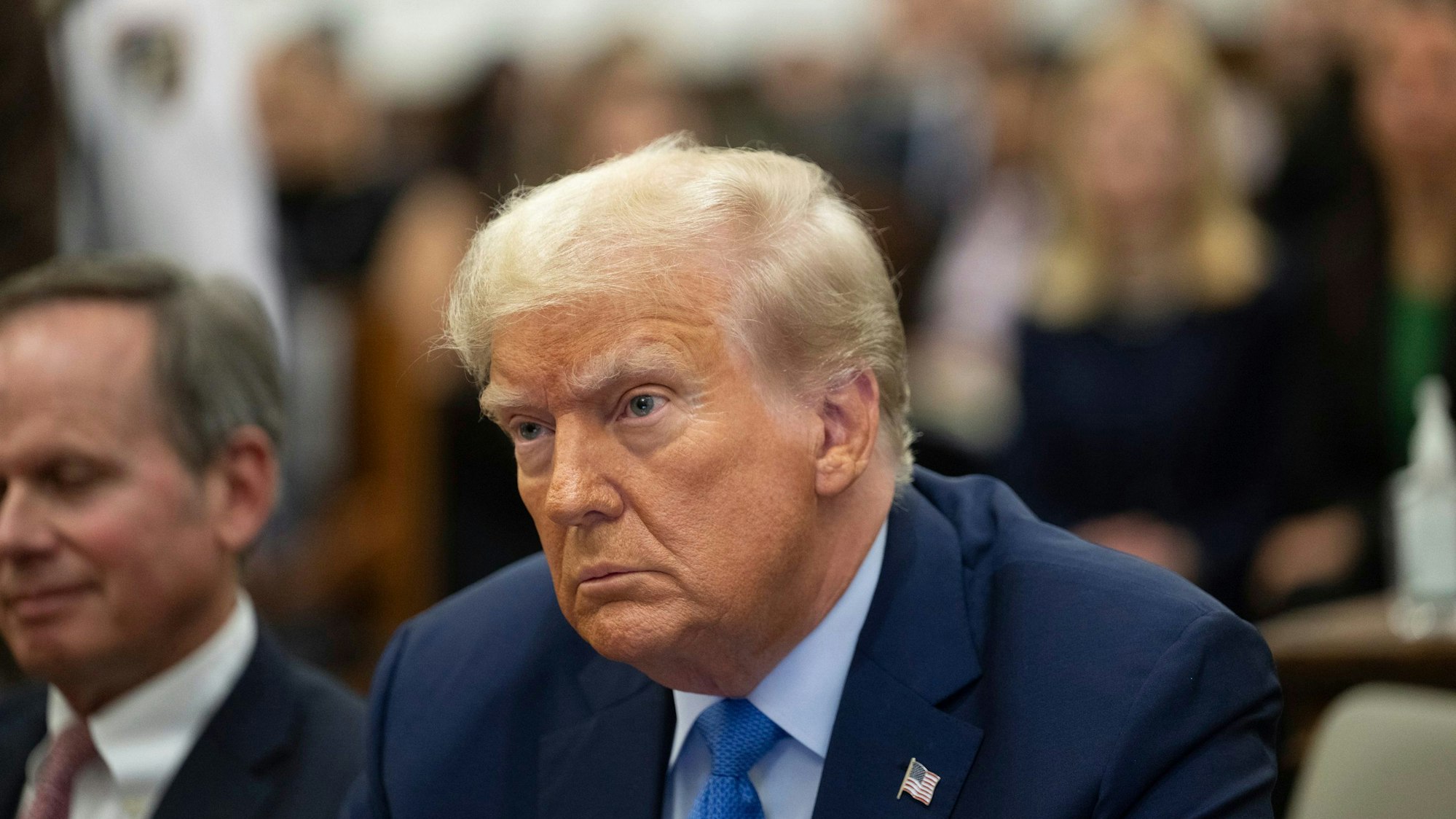 Im Betrugsprozess gegen Donald Trump in New York ist der frühere US-Präsident persönlich zu einer Aussage unter Eid erschienen.