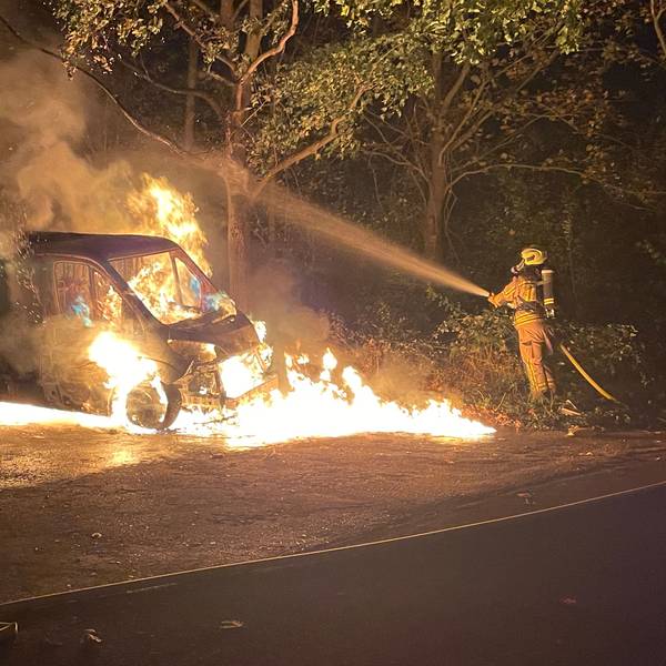 Bornheim Feuerwehr löscht Bonner Handwerkerfahrzeug