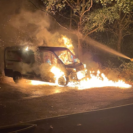 Bornheim Feuerwehr löscht Bonner Handwerkerfahrzeug