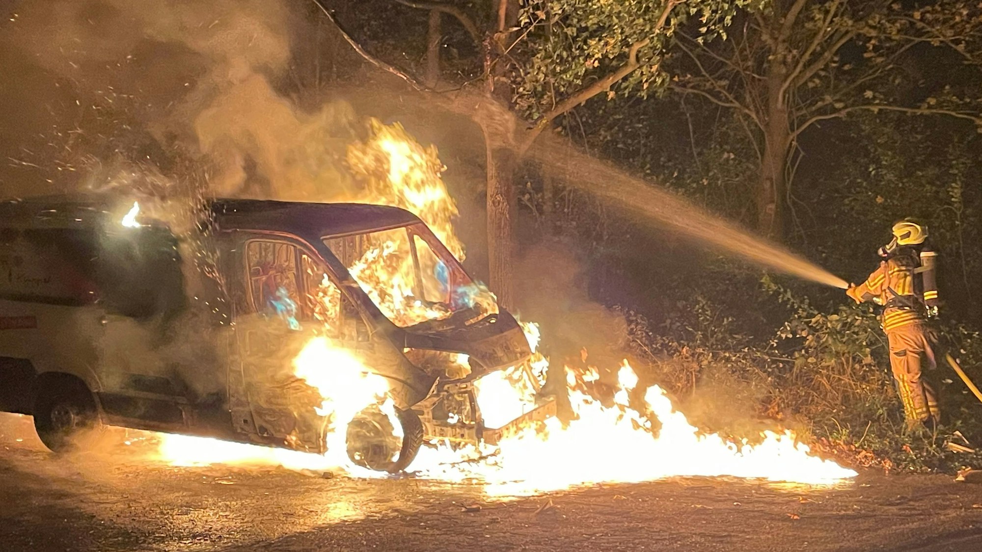 Bornheim Feuerwehr löscht Bonner Handwerkerfahrzeug