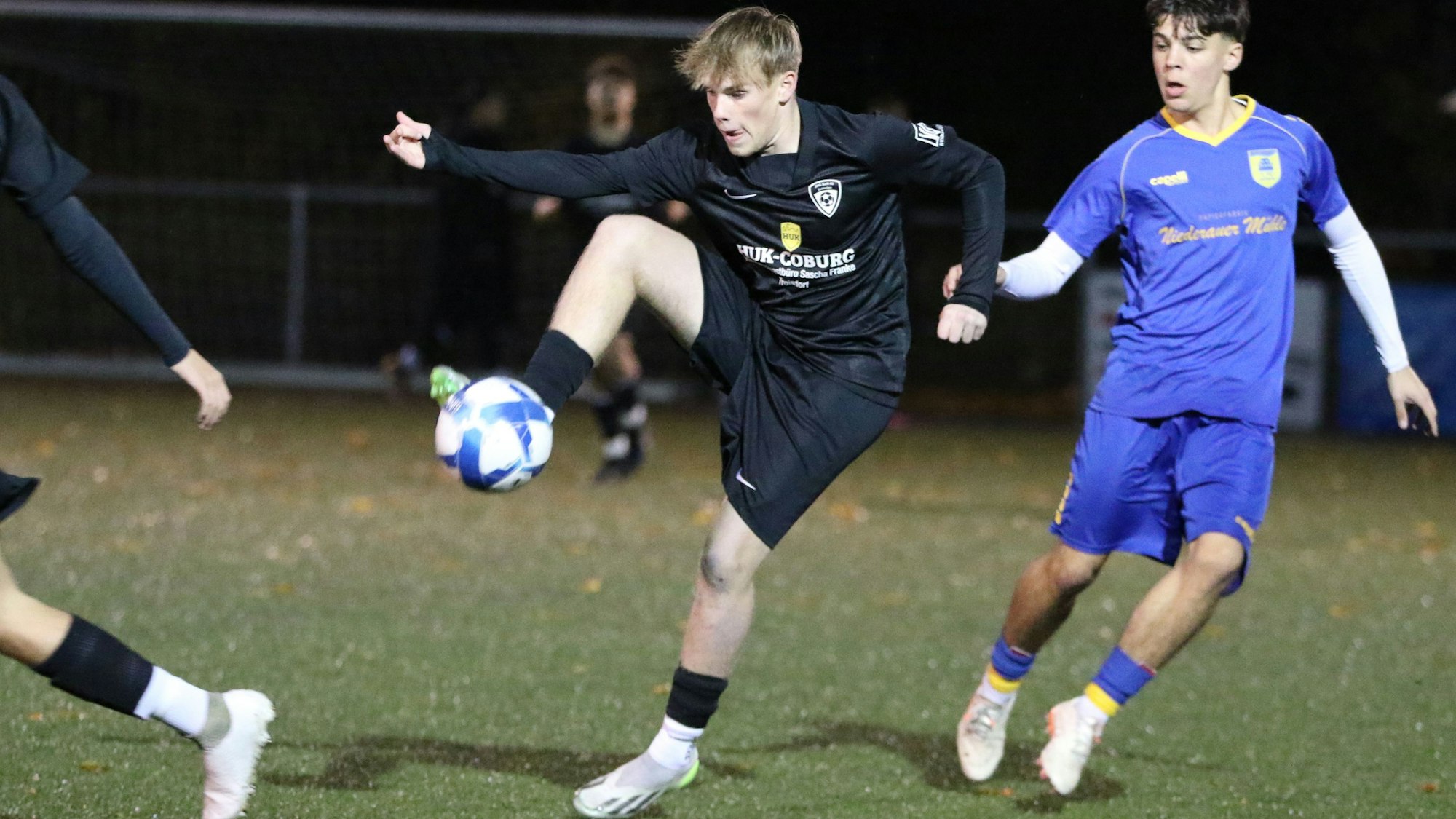 JSG-Erft-A-Jugendspieler Tobias Rick nimmt den Ball artistisch an.