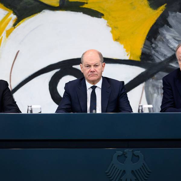 07.11.2023, Berlin: Bundeskanzler Olaf Scholz (M, SPD) äußert sich zusammen mit Boris Rhein (l, CDU), Ministerpräsident von Hessen, und Stephan Weil (SPD), Ministerpräsident von Niedersachsen, bei einer Pressekonferenz nach dem Bund-Länder-Gipfel im Bundeskanzleramt. Die Hauptthemen des Treffens der Bundesregierung mit der Ministerpräsidentenkonferenz (MPK) waren die stärkere Steuerung der Migration, die Finanzierung der Betreuung von Flüchtlingen, der Pakt für Planungsbeschleunigung und die Zukunft des Deutschlandtickets. Foto: Bernd von Jutrczenka/dpa +++ dpa-Bildfunk +++